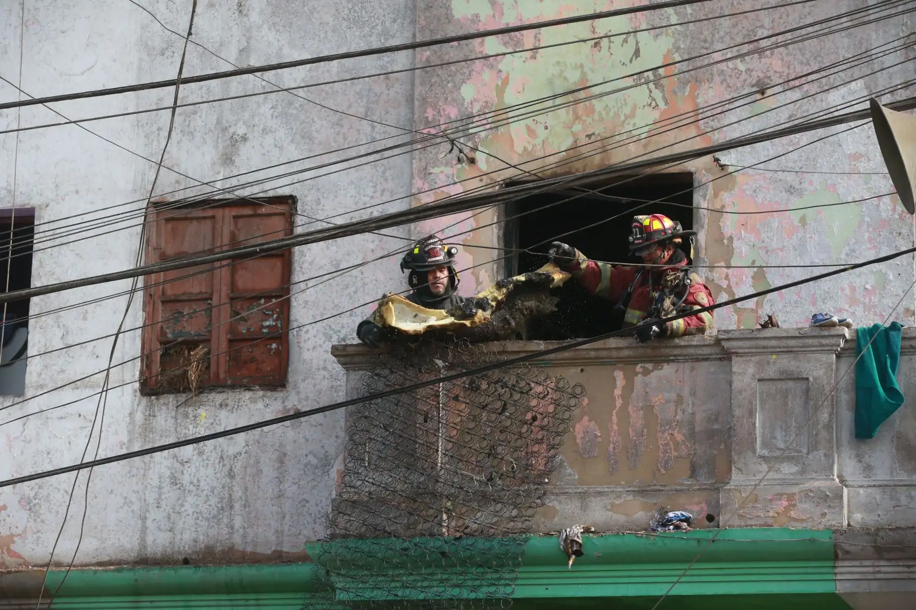 Un incendio de medianas proporciones se registro en el cruce de la avenida Jaime Bausate y Meza con el jirón Pisagua. Foto: ANDINA/Jhony Laurente