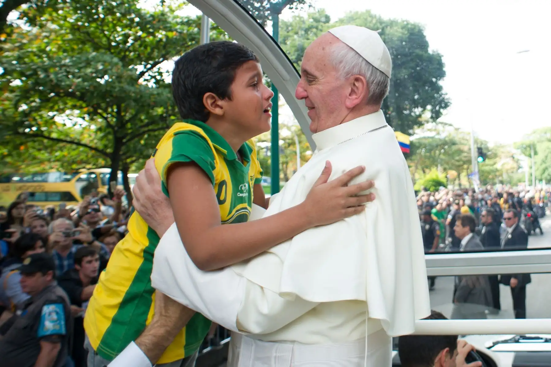 Papa Francisco saluda un niño durante su visita a Río de Janeiro. Foto: AFP