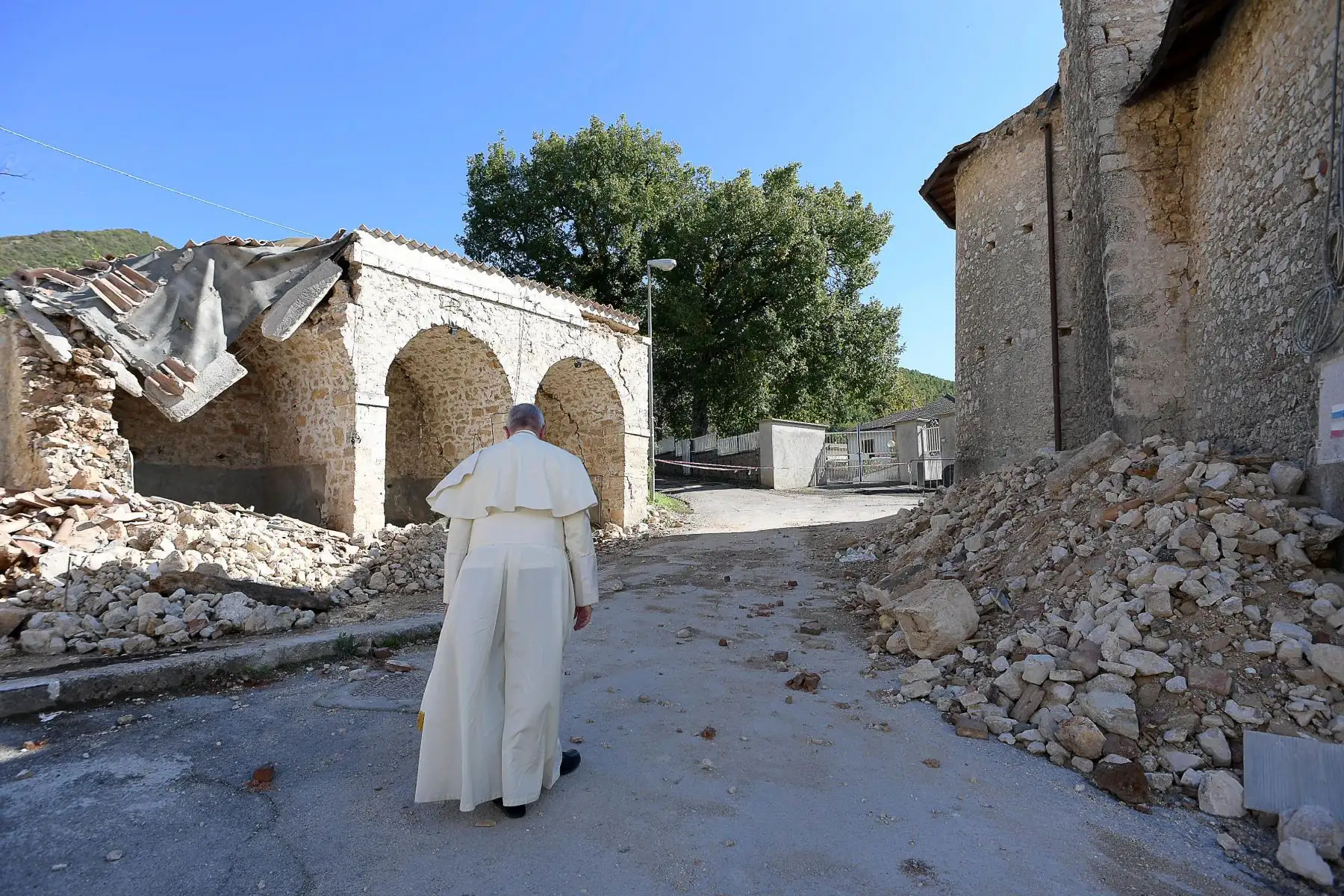 El Papa Francisco visita la ciudad de Amatrice, arrasada por un terremoto.Foto: AFP
