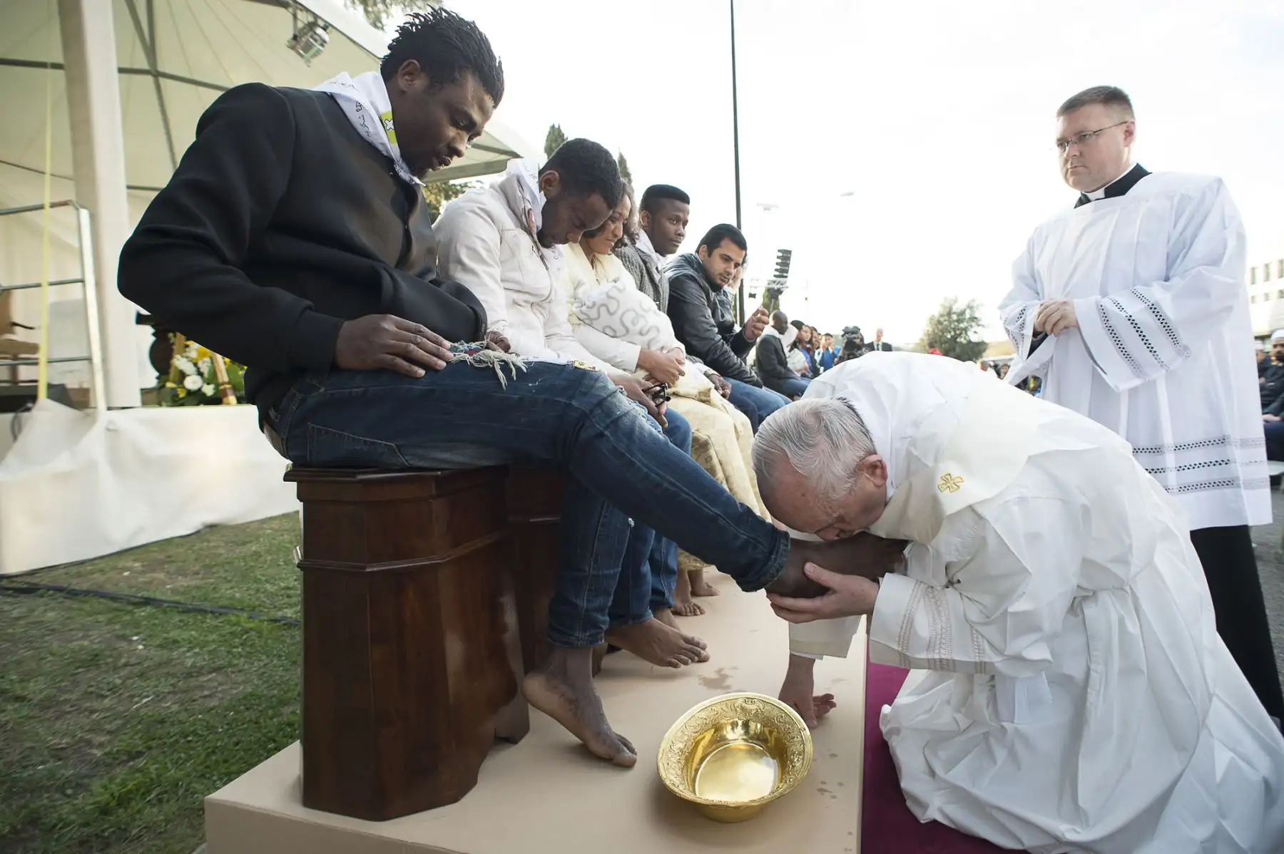 Papa Francisco lava los pies a refugiados musulmanes en Castelnuovo di Porto.Foto: AFP