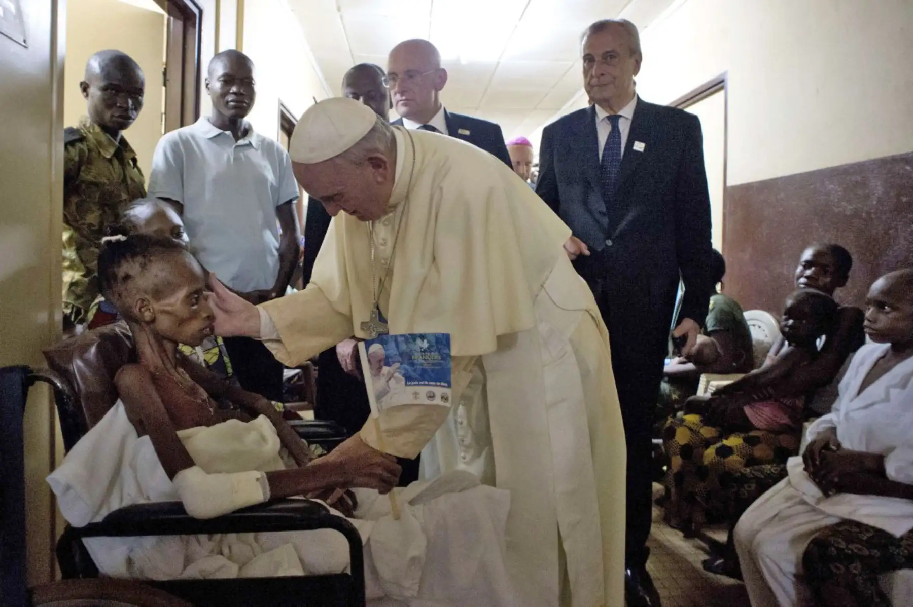 Papa Francisco visita un hospital de pediatría en Bangui.Foto: AFP