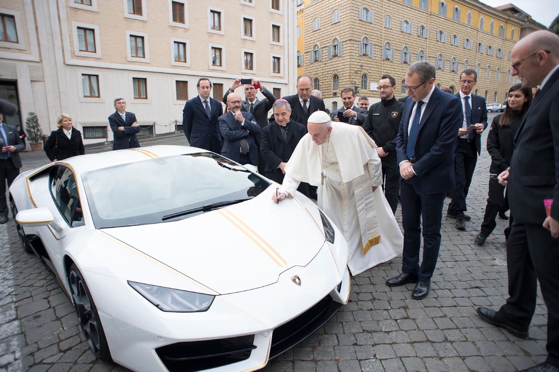 Papa Francisco autografió un Lamborghini. Foto: AFP