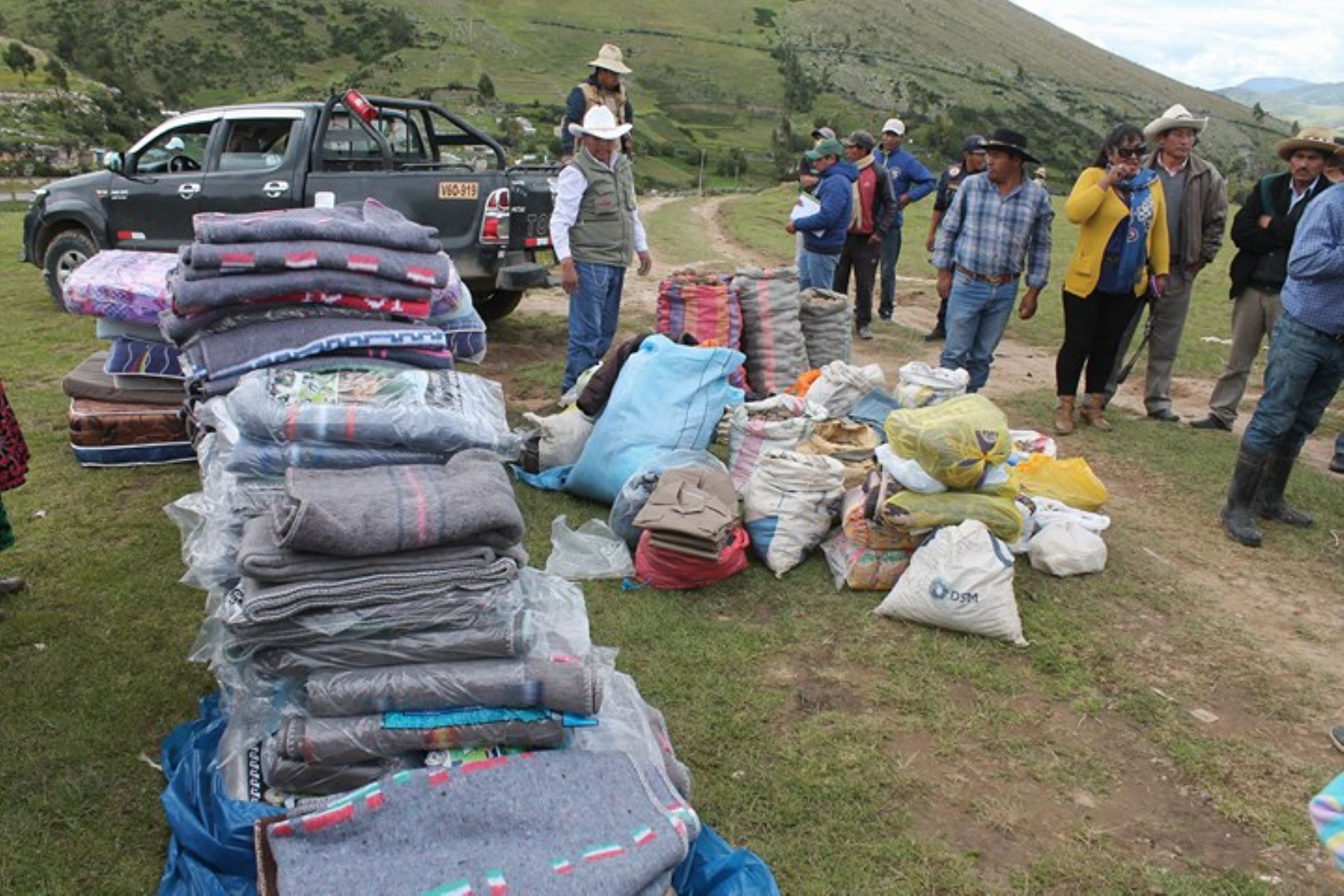 Defensa Civil de Cusco entrega ayuda a los damnificados por desplazamiento de tierra en Lutto. ANDINA