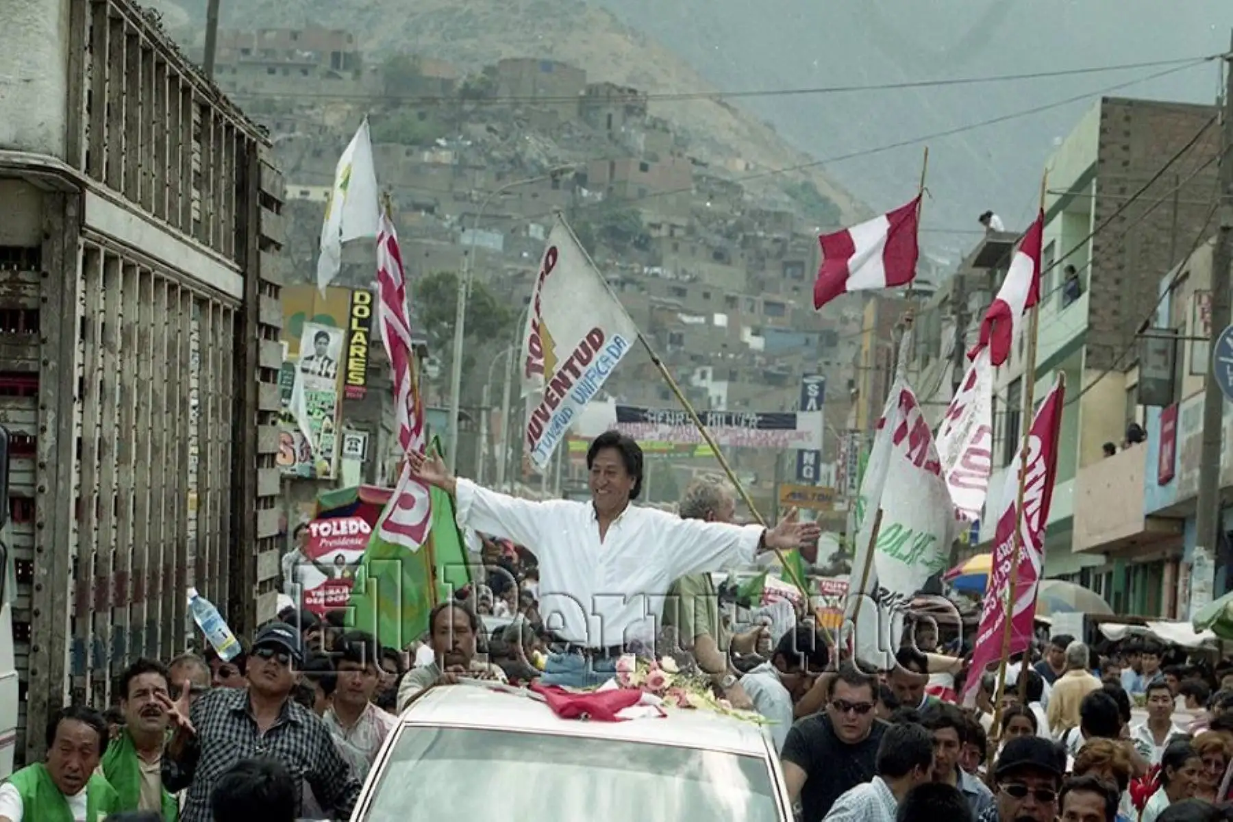 Alejandro Toledo cobró protagonismo político el año 2000 cuando disputó la Presidencia de la República al entonces gobernante Alberto Fujimori. Se erigió como el candidato de la oposición al régimen autoritario. Foto: ANDINA