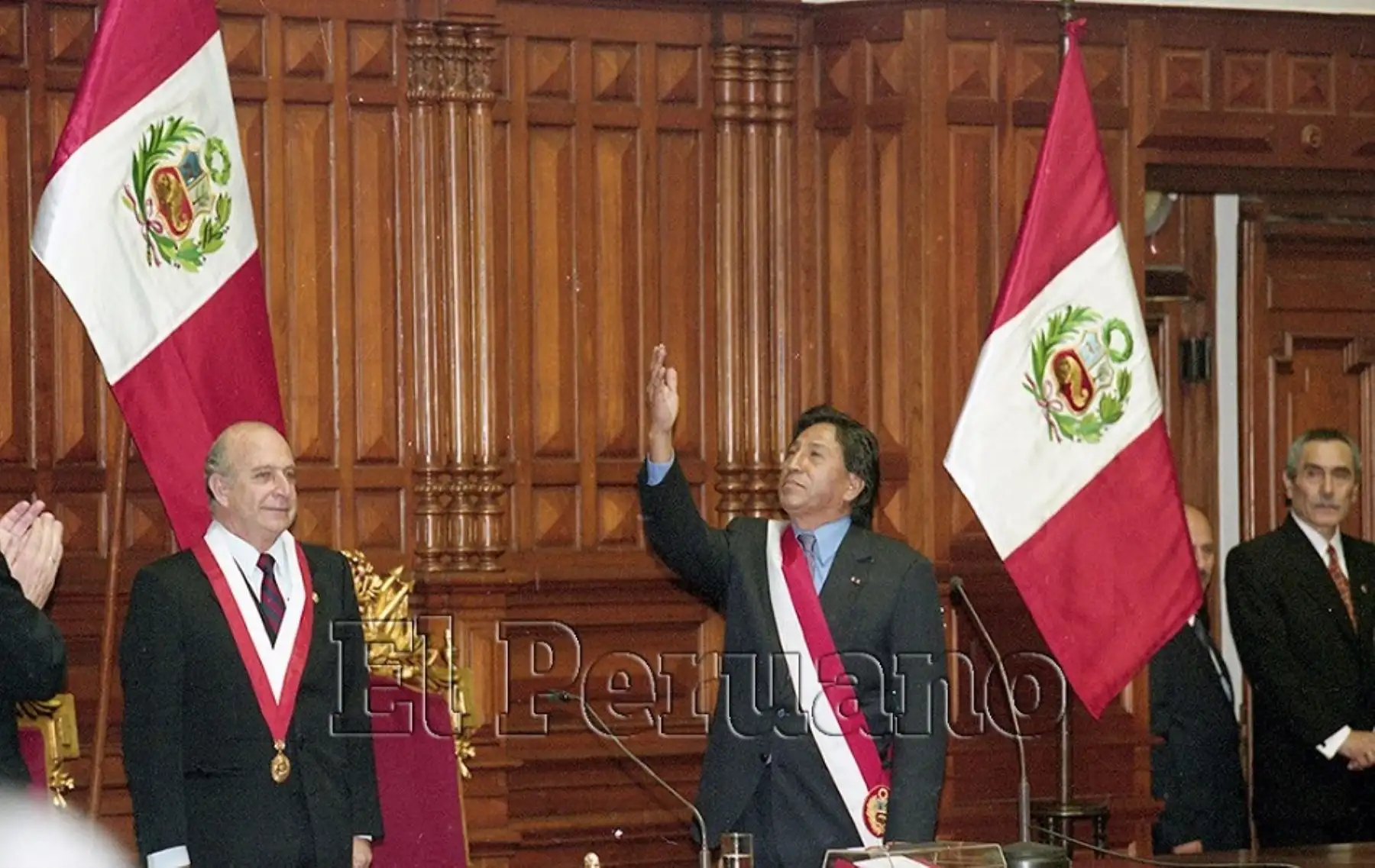 Alejandro Toledo ganó las elecciones y se convirtió en el primer presidente democrático del post-fujimorismo. En la foto, el día en que asumió el mando y recibió la banda presidencial en el Congreso. Foto: ANDINA