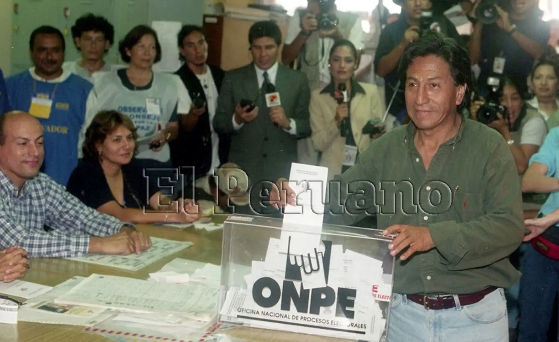 Luego del derrumbe del gobierno de Alberto Fujimori, Toledo disputó las elecciones presidenciales del año 2000. Pasó a la segunda vuelta con Alan García. Foto: ANDINA