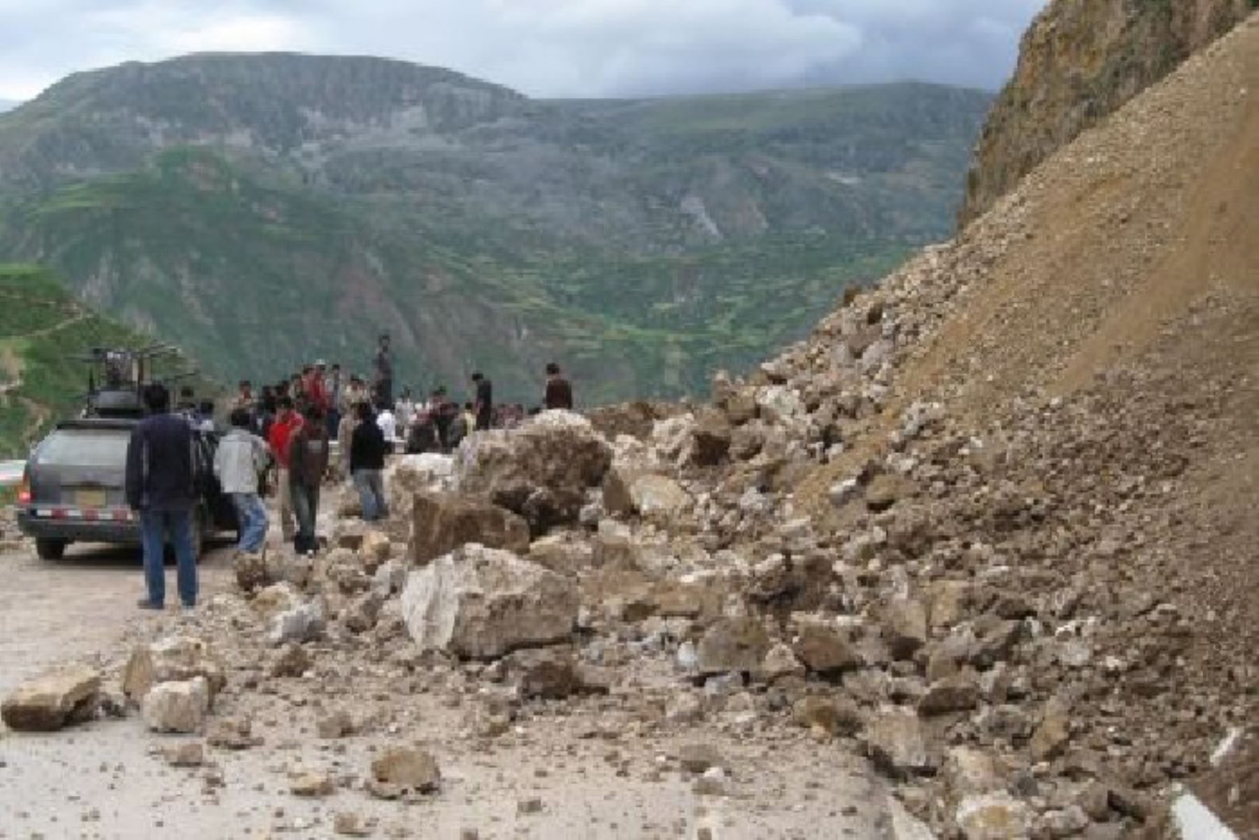 Deslizamiento de rocas se produjo en el cerro Hatun Rumi, a la altura del kilómetro 190+500 de la vía Ayacucho-Huancayo (Junín).