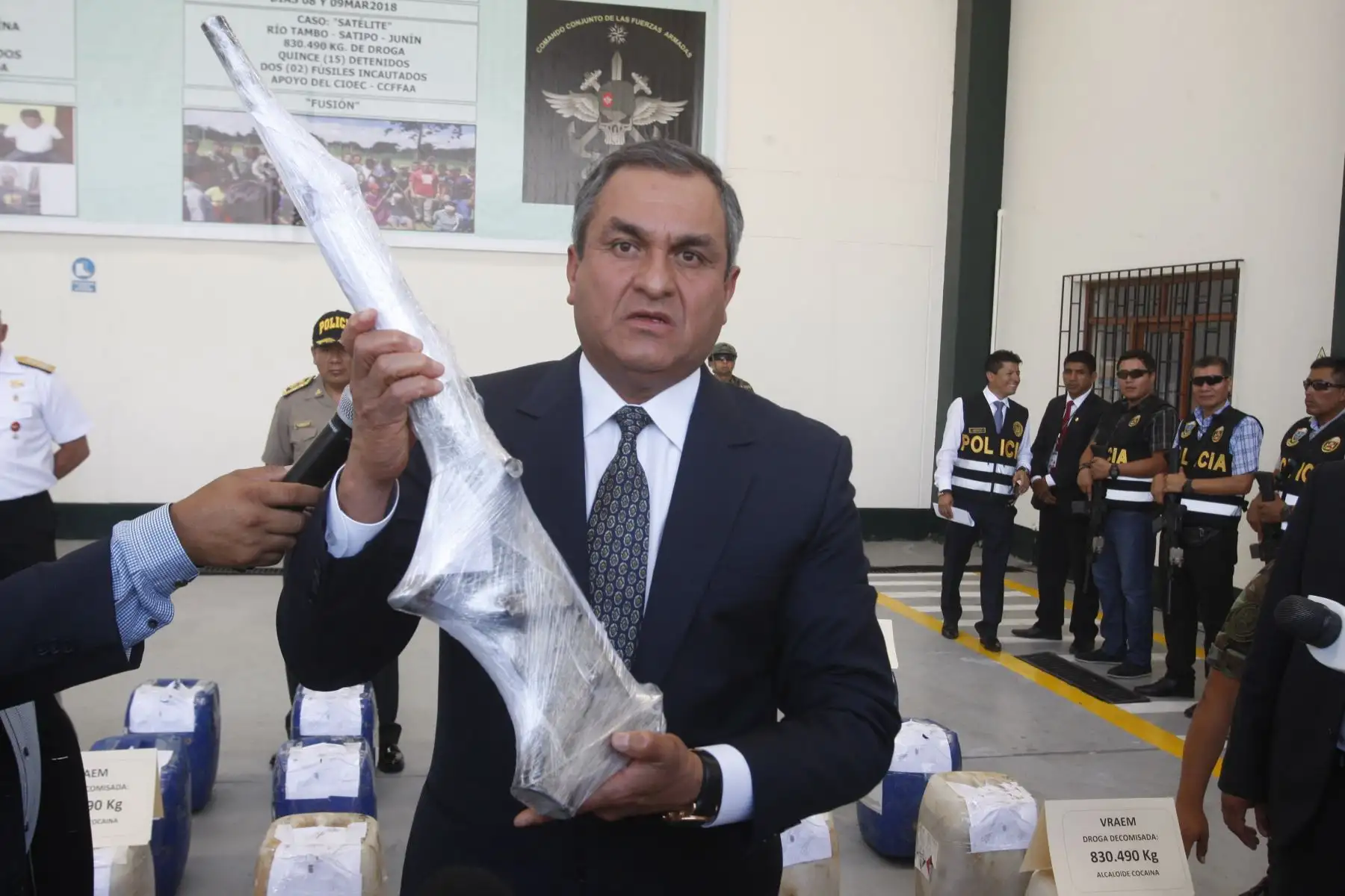 El ministro del Interior y la Policía Nacional del Perú presentan el decomiso de 1,371. 19 kilogramos de droga retenidos en dos importantes intervenciones antidrogas en menos de una semana. El caso Satélite, en el que se decomisó droga en el Vraem y el caso Sullana,  droga decomisada en Piura y Lambayeque. Foto: ANDINA/Eddy Ramos.