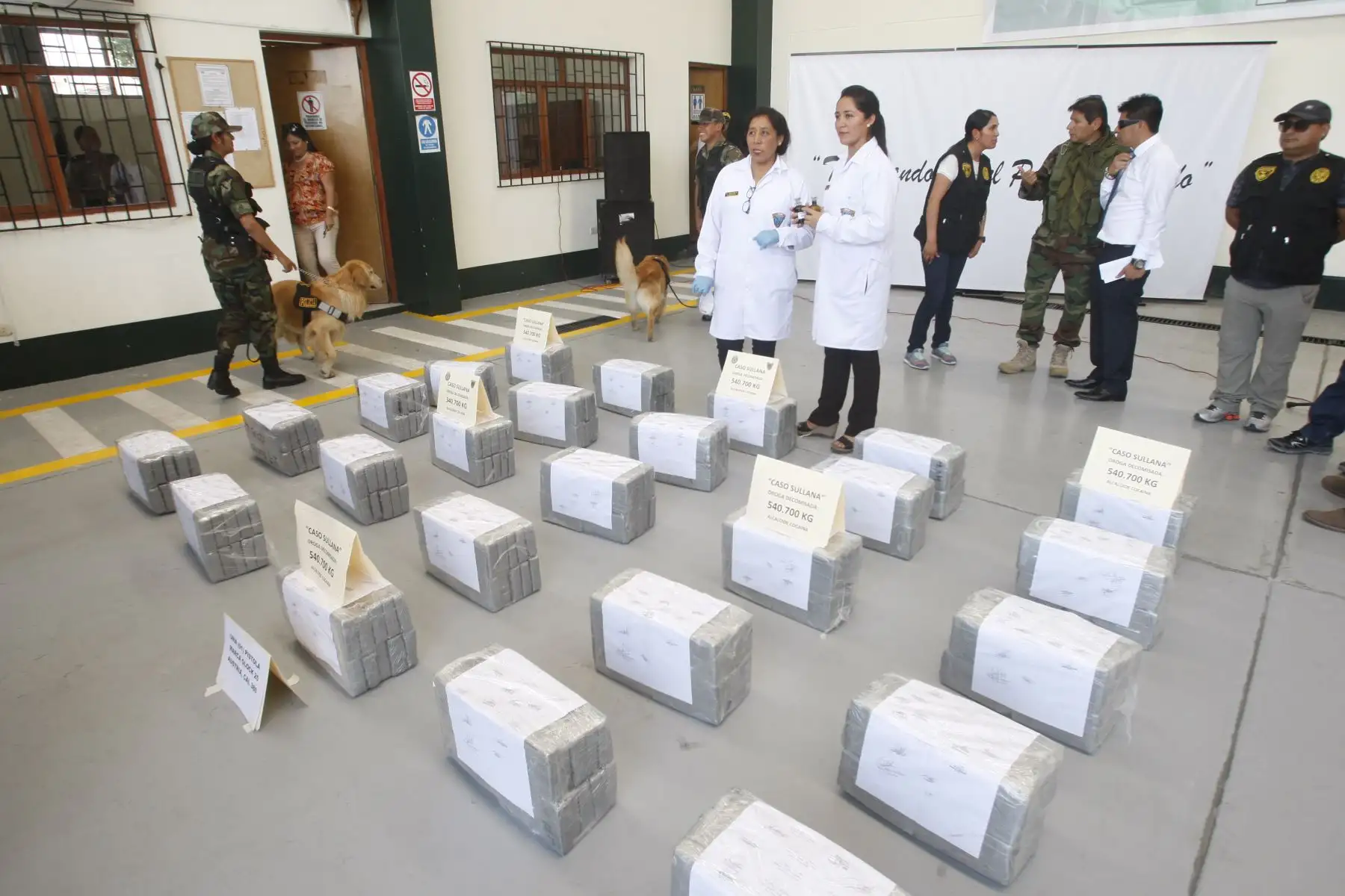 El ministro del Interior y la Policía Nacional del Perú presentan el decomiso de 1,371. 19 kilogramos de droga retenidos en dos importantes intervenciones antidrogas en menos de una semana. El caso Satélite, en el que se decomisó droga en el Vraem y el caso Sullana,  droga decomisada en Piura y Lambayeque. Foto: ANDINA/Eddy Ramos.