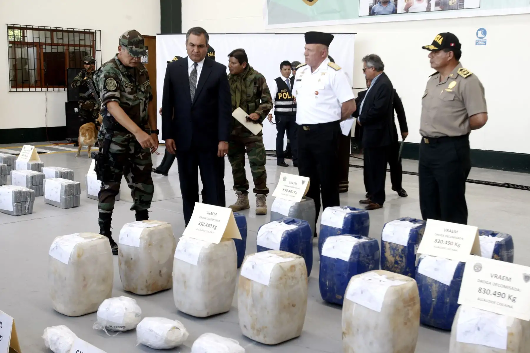 El ministro del Interior y la Policía Nacional del Perú presentan el decomiso de 1,371. 19 kilogramos de droga retenidos en dos importantes intervenciones antidrogas en menos de una semana. El caso Satélite, en el que se decomisó droga en el Vraem y el caso Sullana,  droga decomisada en Piura y Lambayeque. Foto: ANDINA/Eddy Ramos.