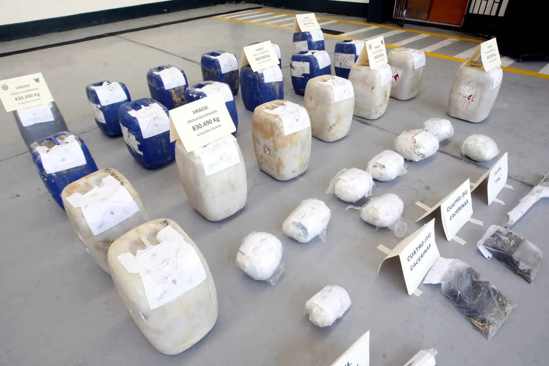 El ministro del Interior y la Policía Nacional del Perú presentan el decomiso de 1,371. 19 kilogramos de droga retenidos en dos importantes intervenciones antidrogas en menos de una semana. El caso Satélite, en el que se decomisó droga en el Vraem y el caso Sullana,  droga decomisada en Piura y Lambayeque. Foto: ANDINA/Eddy Ramos.