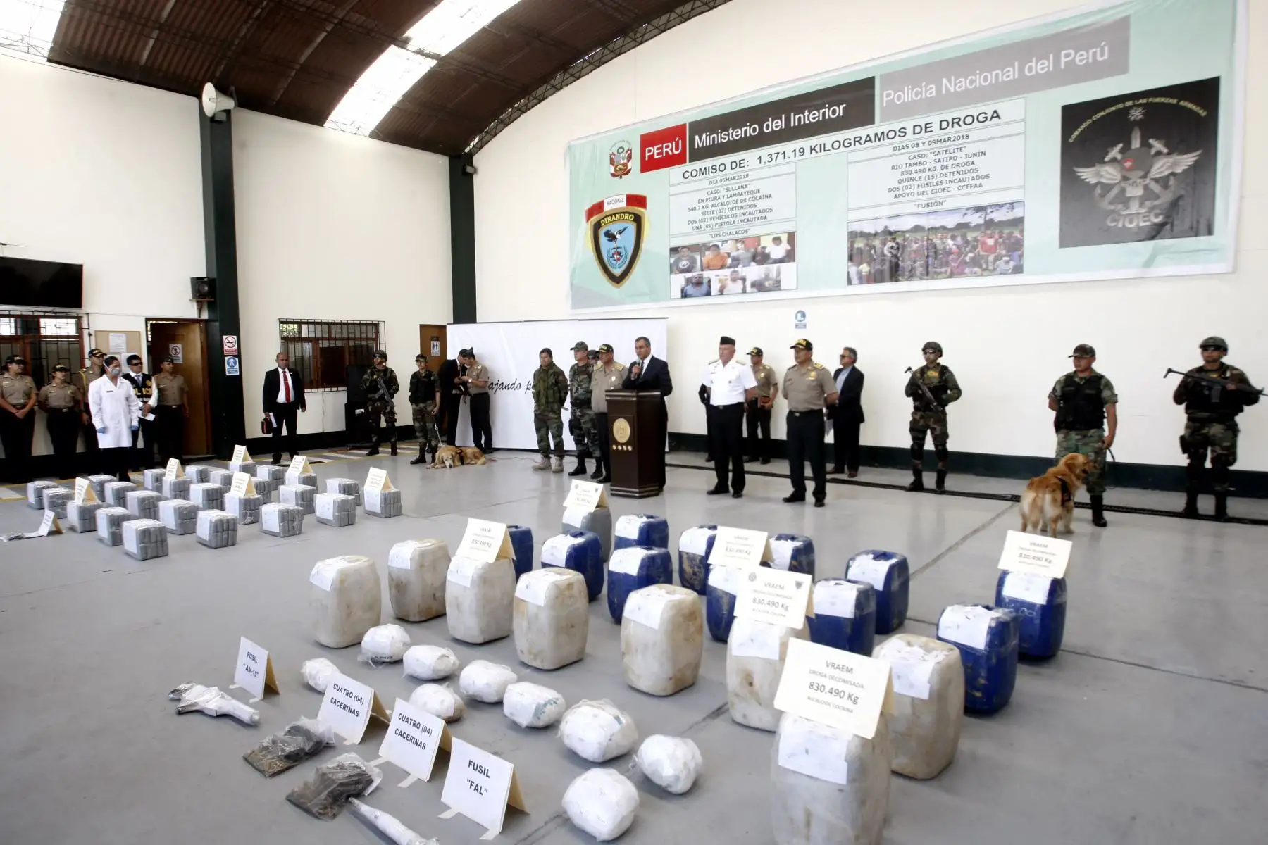 El ministro del Interior y la Policía Nacional del Perú presentan el decomiso de 1,371. 19 kilogramos de droga retenidos en dos importantes intervenciones antidrogas en menos de una semana. El caso Satélite, en el que se decomisó droga en el Vraem y el caso Sullana,  droga decomisada en Piura y Lambayeque. Foto: ANDINA/Eddy Ramos.