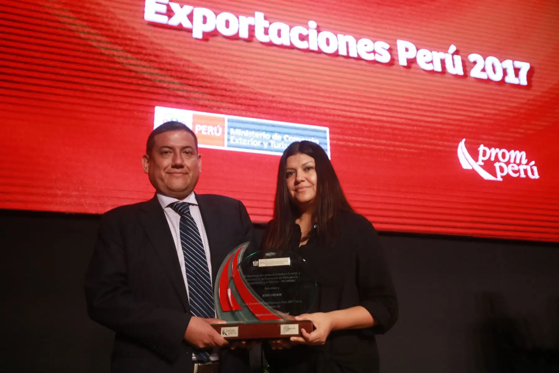 Fernando Gonzales y Mariela Gonzales de Kero Desing SAC, ganadores en "Exportaciones Perú 2017". Foto: ANDINA/Jhony Laurente