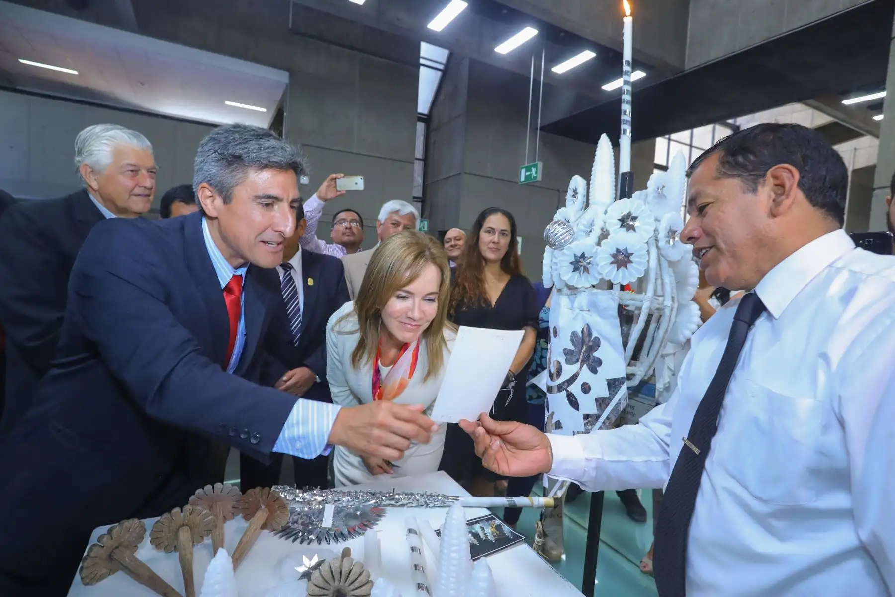 El ministro de cultura, Alejandro Neyra,
 Marilú Martens de Pikimachay y el arzobispo de Ayacucho Salvador Piñeiro,participan del lanzamiento de la semana santa ayacuchana 2018. Foto: ANDINA/ Andres Valle