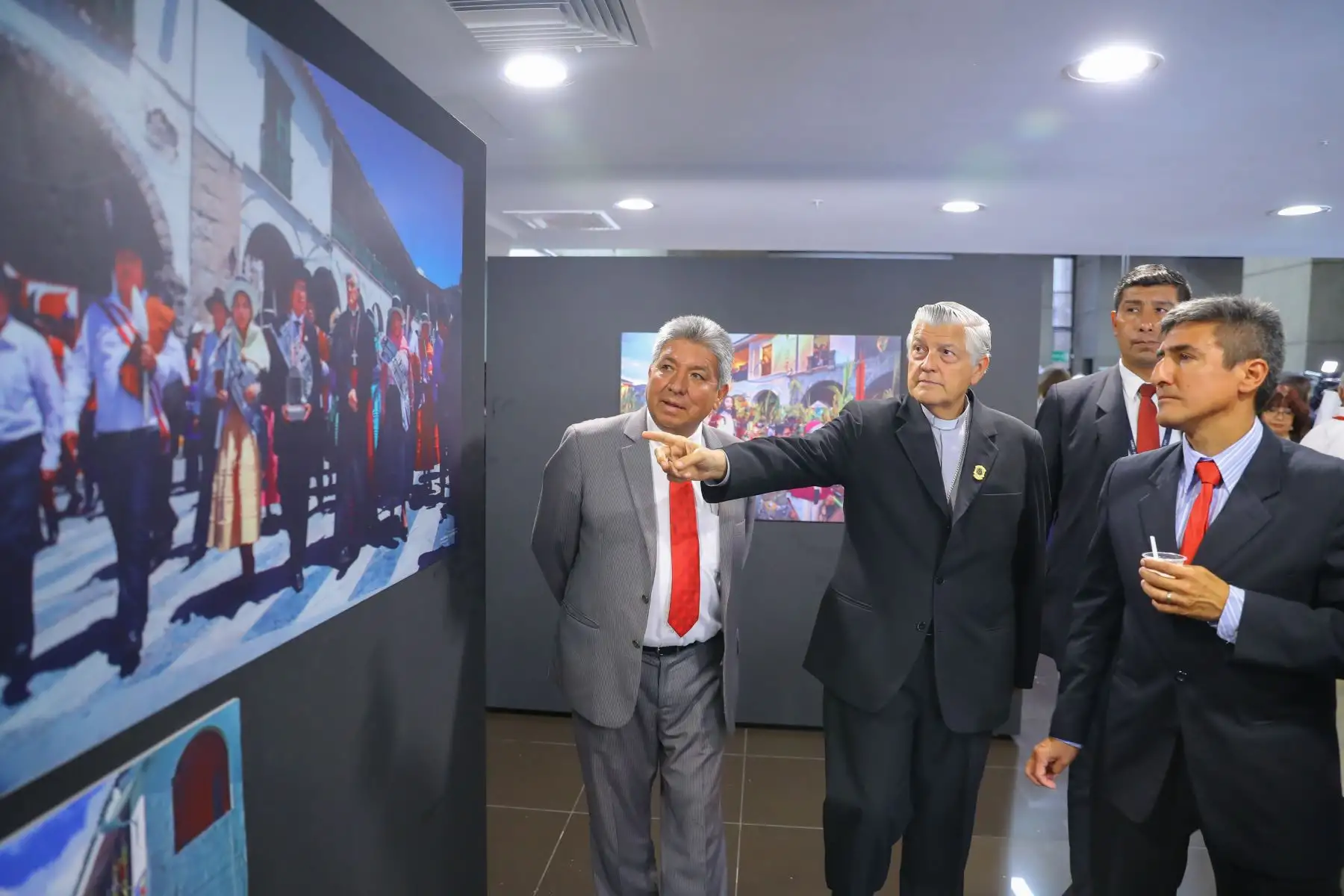El ministro de cultura, Alejandro Neyra y el arzobispo de Ayacucho Salvador Piñeiro,participan del lanzamiento de la semana santa ayacuchana 2018. Foto: ANDINA/ Andres Valle