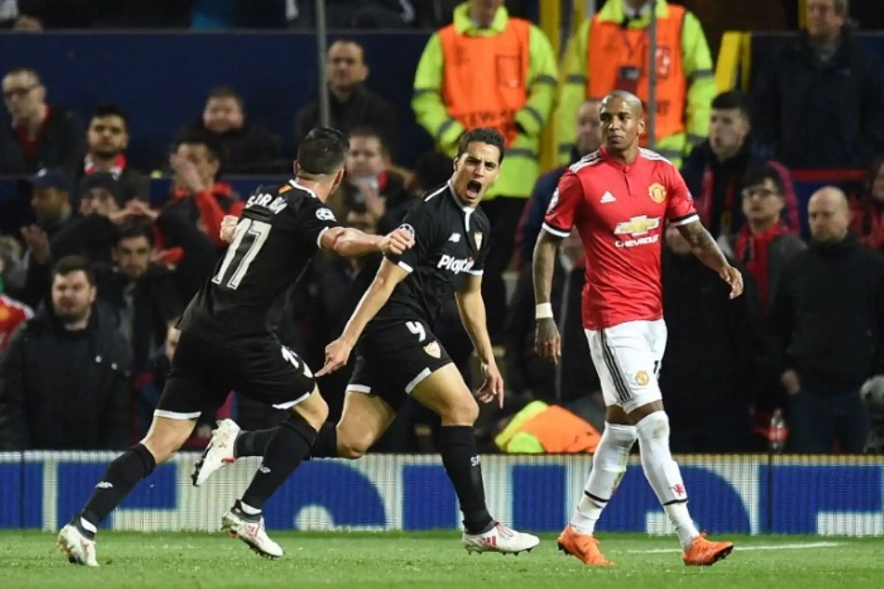 Sevilla acalló el Teatro de los Sueños y despidió al Manchester de la Champions