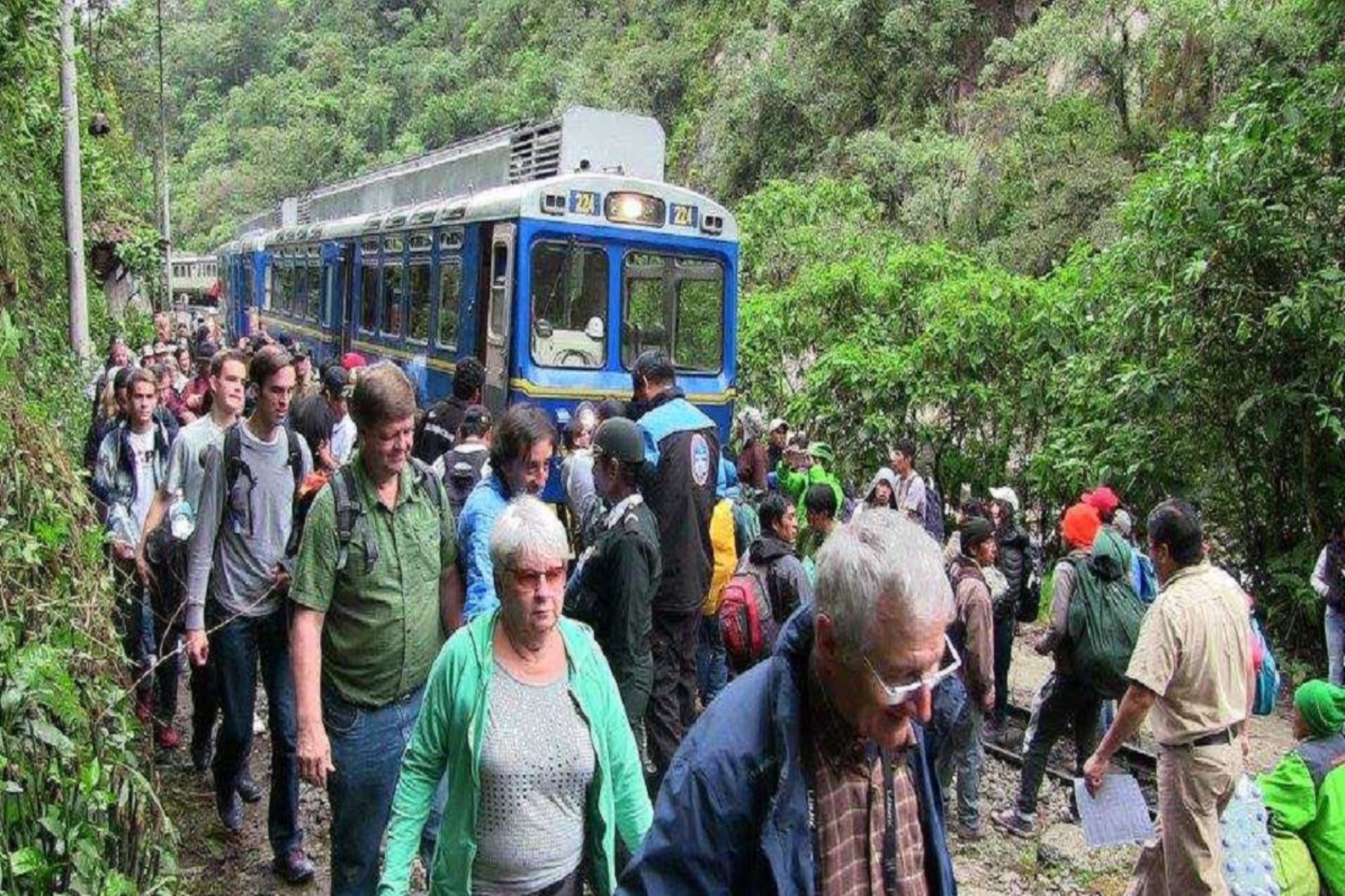 Deslizamientos afectaron las frecuencias del tren en los horarios de 05:05 y 06:10 horas, en la ruta Ollantaytambo-Machu Picchu; y de las 05:35 horas en la ruta Machu Picchu-Ollantaytambo.