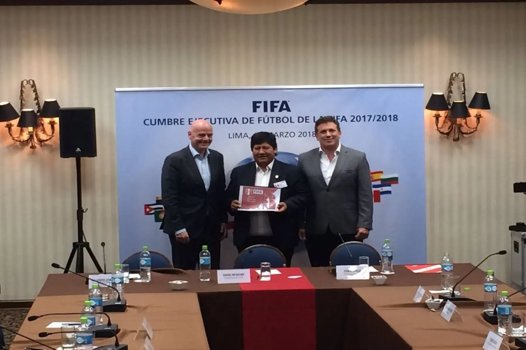 Infantino presidió la Cumbre Ejecutiva de FIFA en Lima y recibió la candidatura de Perú como sede del Mundial Sub17 2019