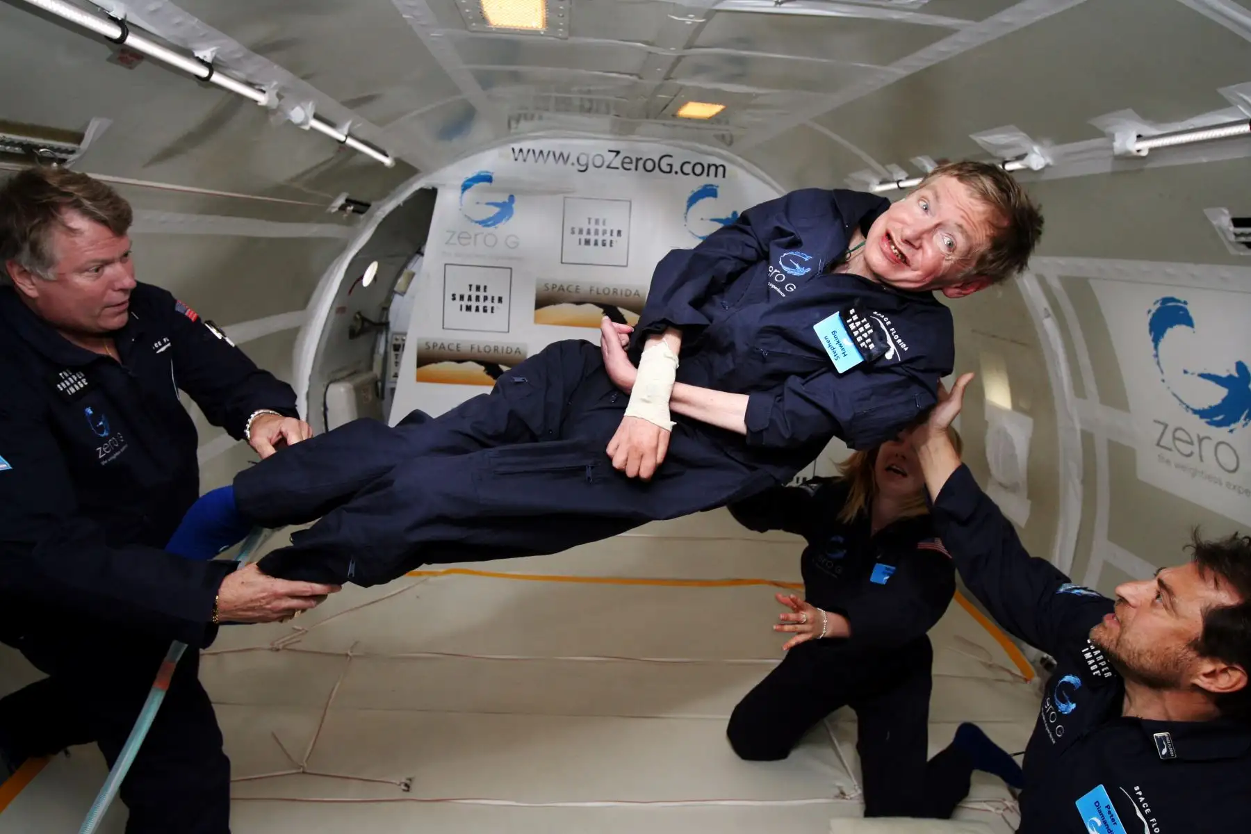 Cosmólogo británico Stephen Hawking experimenta la gravedad cero durante un vuelo sobre el Océano Atlántico. "Fue increíble ... podría haber seguido y seguido", dijo Hawking. Foto: AFP