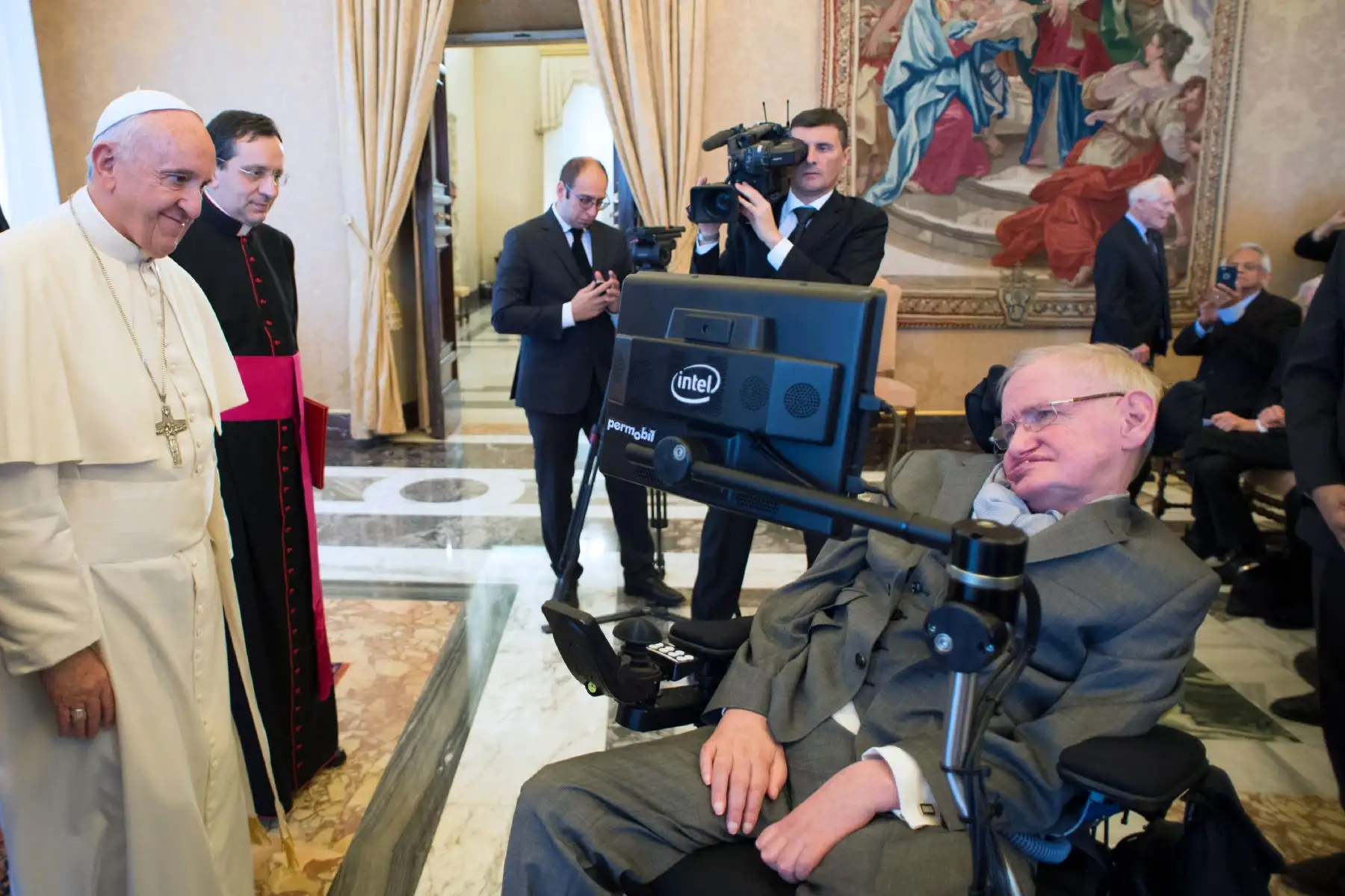 El físico teórico y cosmólogo inglés Stephen Hawking en el Vaticano el 28 de noviembre de 2016. Foto: AFP