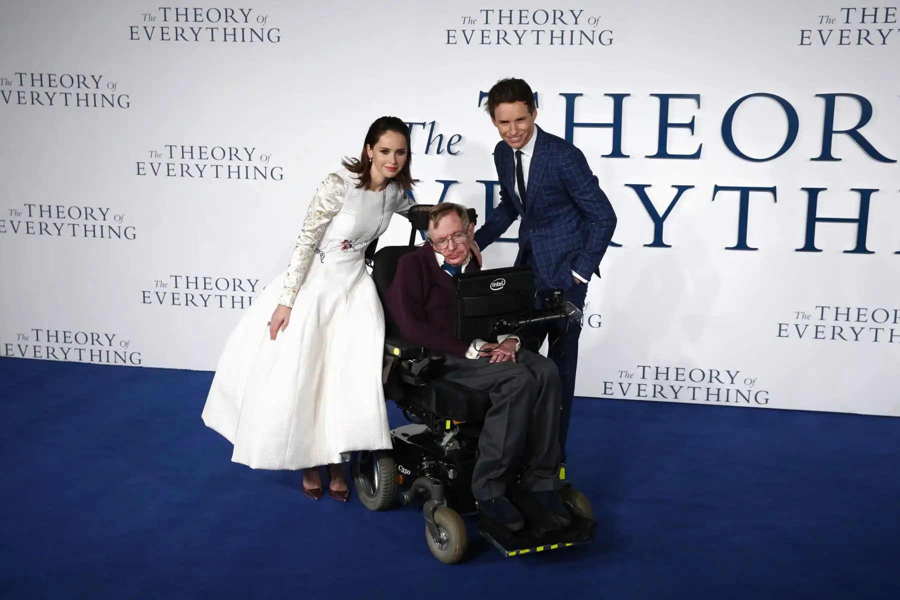 09 de diciembre de 2014 Los actores británicos Felicity Jones  y Eddie Redmayne posan con el científico tephen Hawkingb en el estreno de la película 