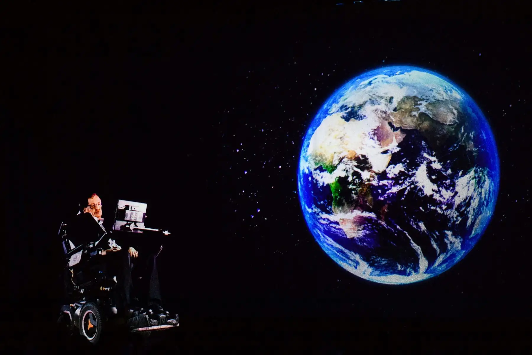 Foto tomada el 24 de marzo de 2017, el renombrado físico Stephen Hawking, de 75 años, habla a un público por holograma en Hong Kong. Foto: AFP