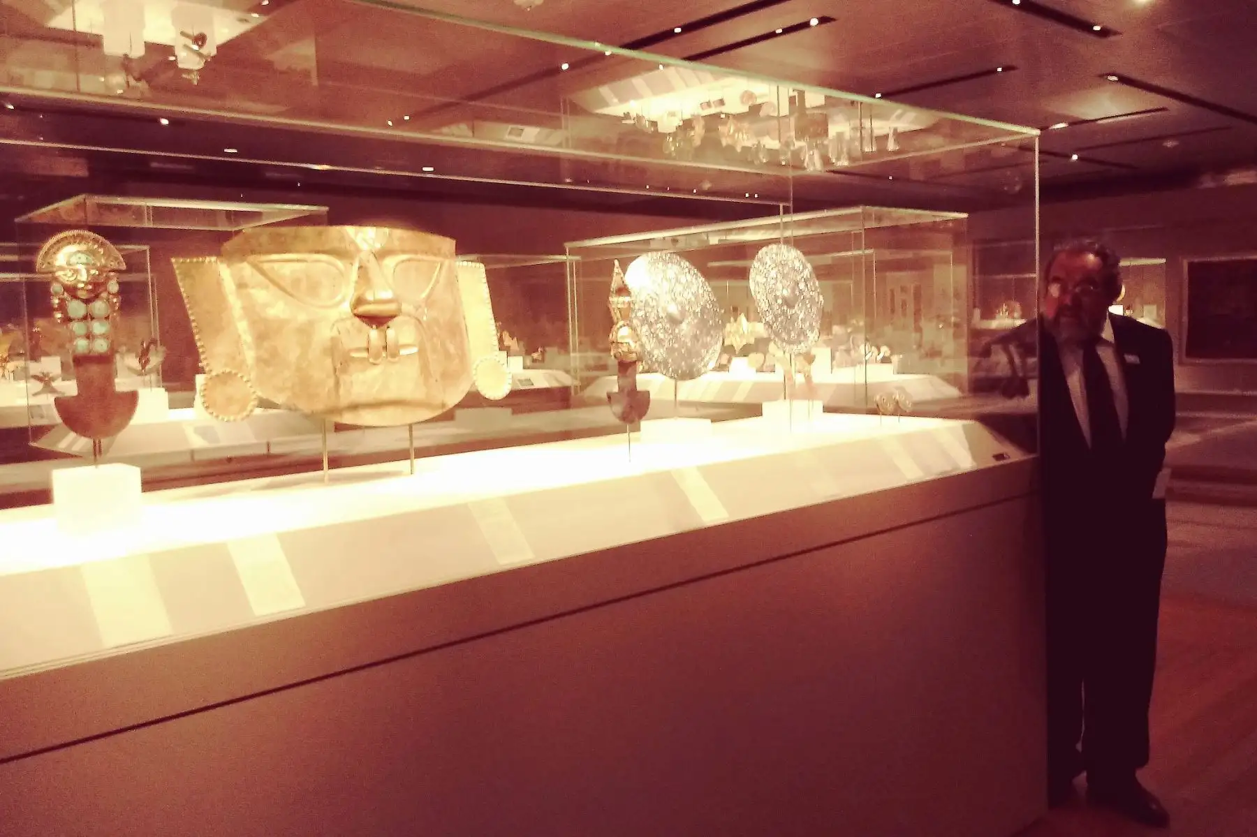 Se trata de más de 20 ornamentos de poder descubiertos en los ajuares funerarios en el interior de las tumbas del Señor de Sipán, Viejo Señor y de la Sacerdotisa de Chornancap. ANDINA