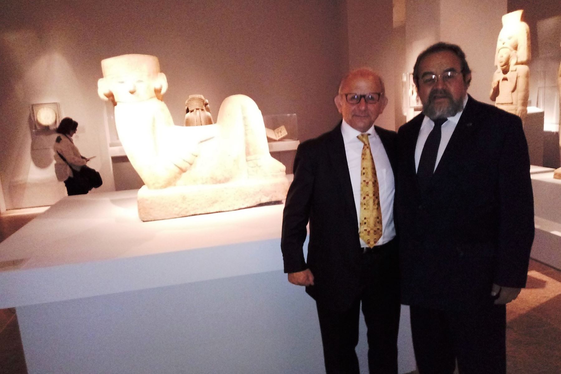 El arqueólogo Walter Alva estuvo presente en la inauguración de la muestra y destacó que esta exhibición favorece al Perú. ANDINA