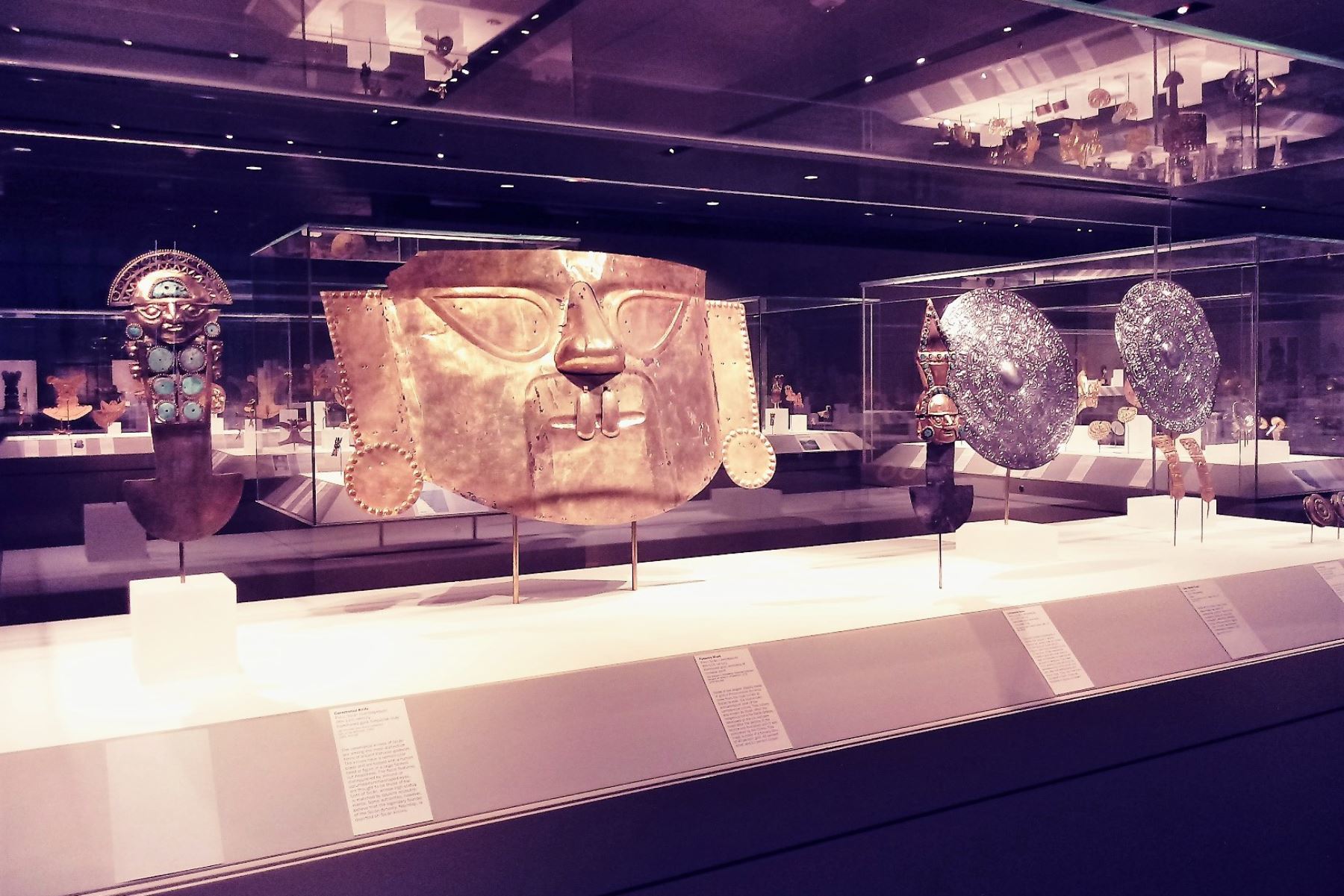 Una colección de joyas de oro y plata del Señor de Sipán, el Viejo Señor de Sipán y de la Sacerdotisa de Chornancap se exhiben desde hace unas semanas en el prestigioso Museo Metropolitano de Arte de Nueva York, Estados Unidos. ANDINA