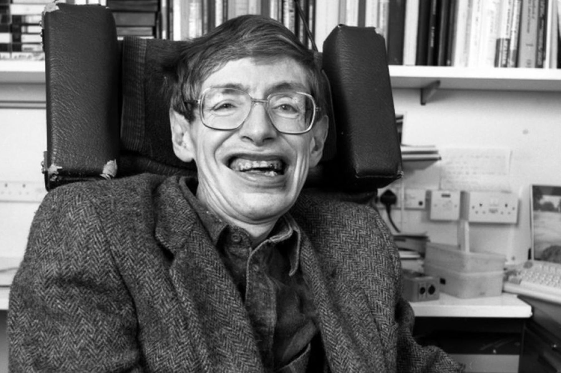 Stephen Hawking ingresó en 1977 en el Departamento de Matemáticas Aplicadas y Física Teórica de Cambridge, donde fue nombrado profesor de Física Gravitacional