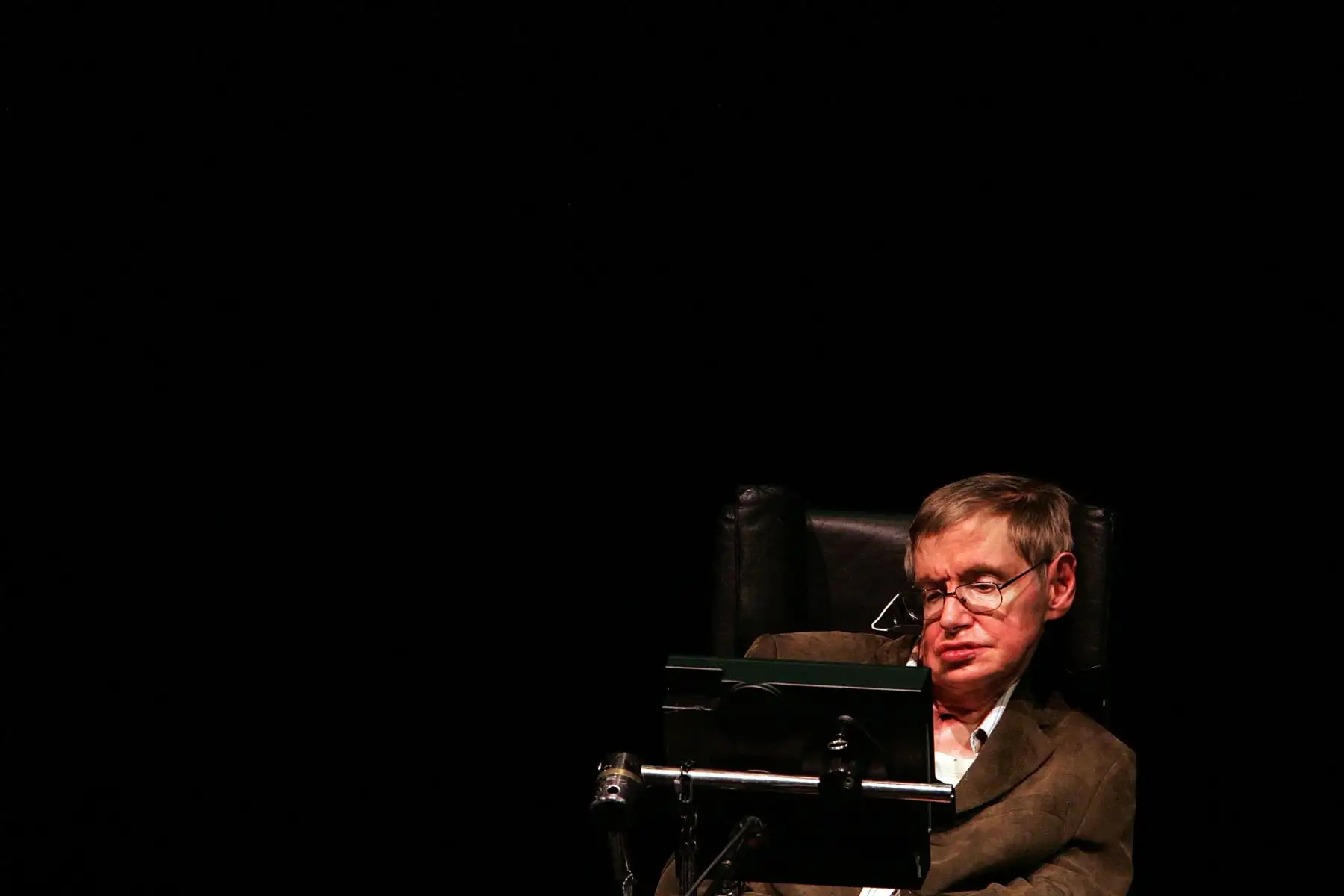 Hawking trabajó durante toda su vida en desentrañar las leyes que gobiernan el universo. Junto a su colega Roger Penrose mostró que la teoría de la relatividad de Albert Einstein implica que el espacio y el tiempo han de tener un principio, que denominó "big bang", y un final dentro de los agujeros negros. Foto: AFP.