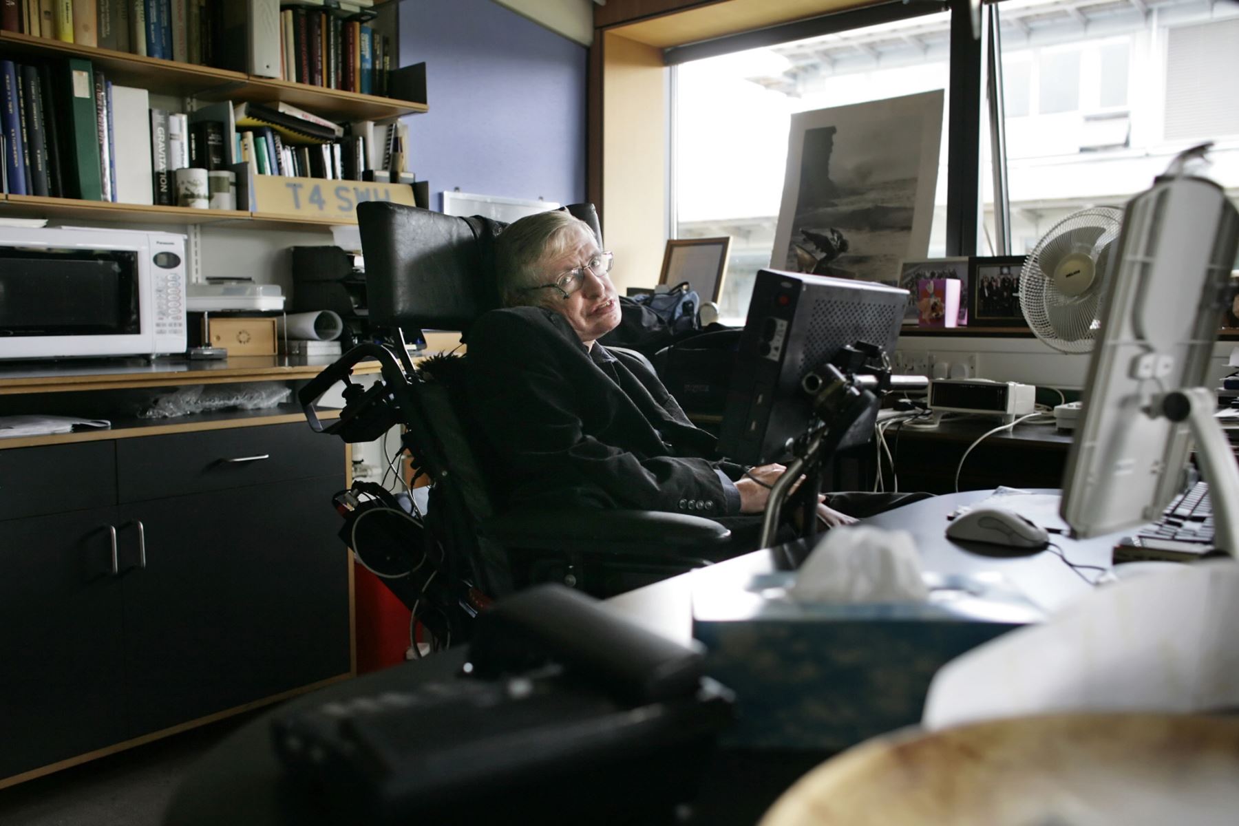 A mediados de la década de 1970 descubrió que la combinación de las leyes de la mecánica cuántica y de la relatividad general desmentían que los agujeros negros fuesen completamente negros, pues emitían una radiación, conocida desde entonces como "radiación Hawking". Foto: AFP.