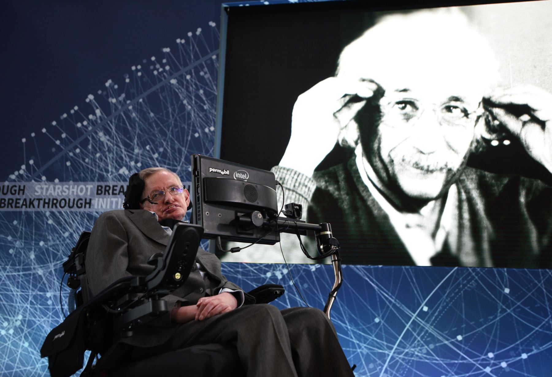 Stephen Hawking es considerado el heredero de Albert Einstein, pues revolucionó la Física con sus teorías del espacio-tiempo, el "big bang" y la radiación de los agujeros negros. Foto: AFP.