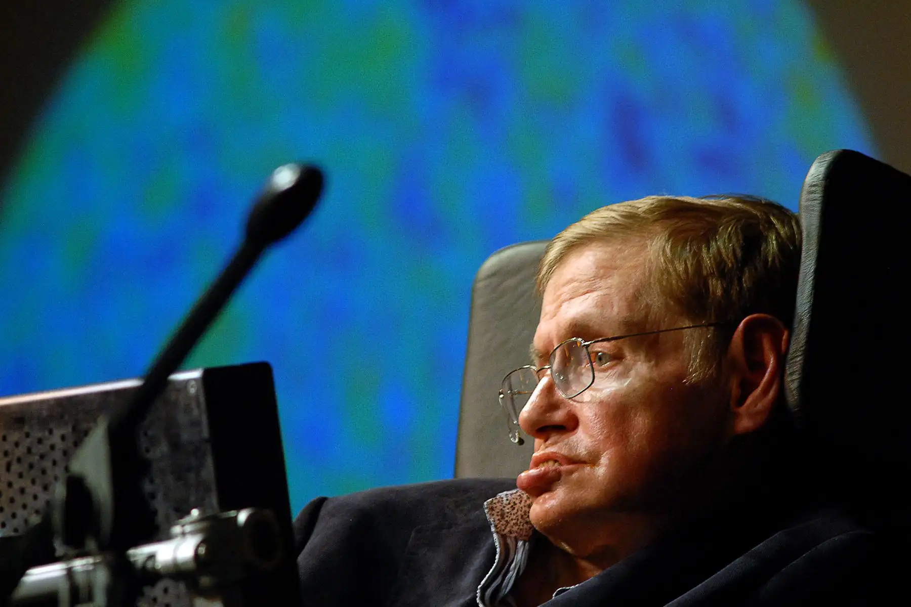 También escribió:  "Historia del tiempo de Stephen Hawking: una guía del lector" (1993), recopilado por Gene Stone; "Cuestiones cuánticas y cosmológicas" (1995) y "La naturaleza del espacio y el tiempo" (1996) -ambos con Roger Penrose-; "Denboraren historia laburra" (1995); y "El universo es una cáscara de nuez" (2000). Foto: AFP.