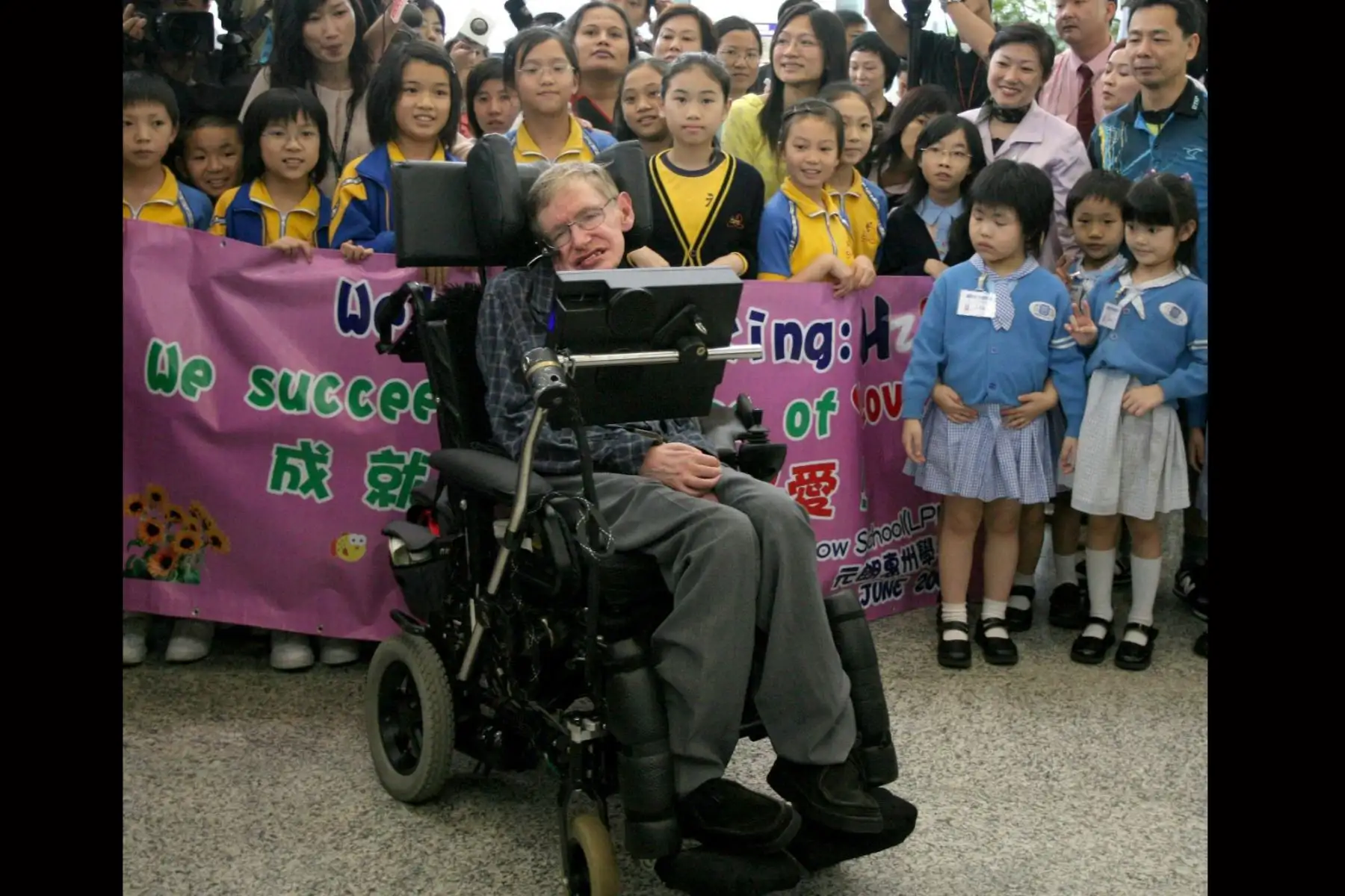 En marzo del 2008 publicó "La clave secreta del universo", un libro dirigido a niños y escrito en colaboración con su hija Lucy. Foto: AFP.
