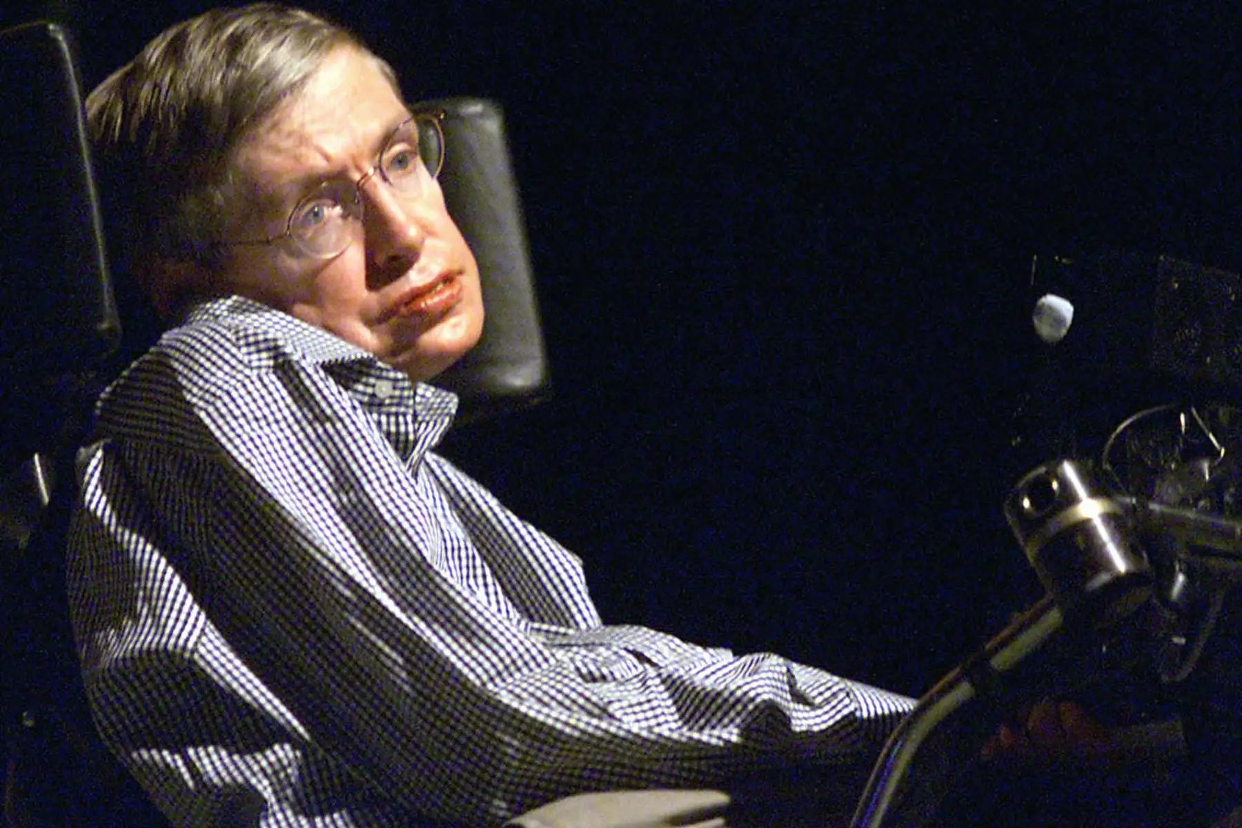 Ese mismo año, en setiembre, la puesta en marcha del gran acelerador de partículas Stephen Hawking reabrió la polémica entre Hawking y el también físico británico Peter Higgs en torno al llamado bosón de Higgs. Hawking apostó US$ 100 a que el experimento no serviría para dar con tal partícula. Perdió cuando el 2012 el CERN confirmó la existencia del bosón. Foto: AFP.