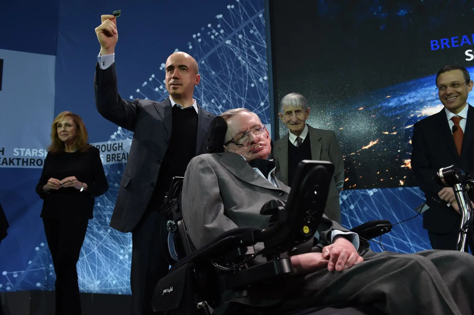 En julio del 2015 presentó en la Royal Society de Londres un proyecto de búsqueda de vida extraterrestre financiado por el multimillonario ruso Yuri Milner. Foto: AFP