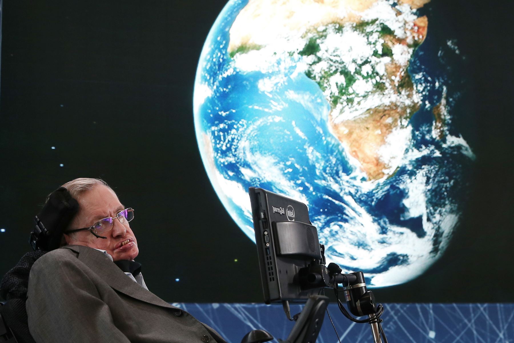 Hawking aseguró que la humanidad no podrá sobrevivir otros mil años sin escapar "más allá de nuestro frágil planeta". Foto: AFP.