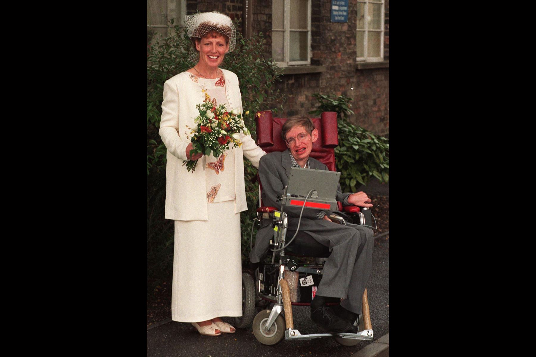 Stephen Hawking se casó en 1965 con Jane Wilde, con la que tuvo tres hijos: Robert, Timothy y Lucy. En 1990 pasó a convivir con su enfermera, Elaine Mason, con la que se casó en 1995. Durante este segundo matrimonio hubo acusaciones de violencia doméstica contra él, aunque Hawking lo negó. Foto: AFP.