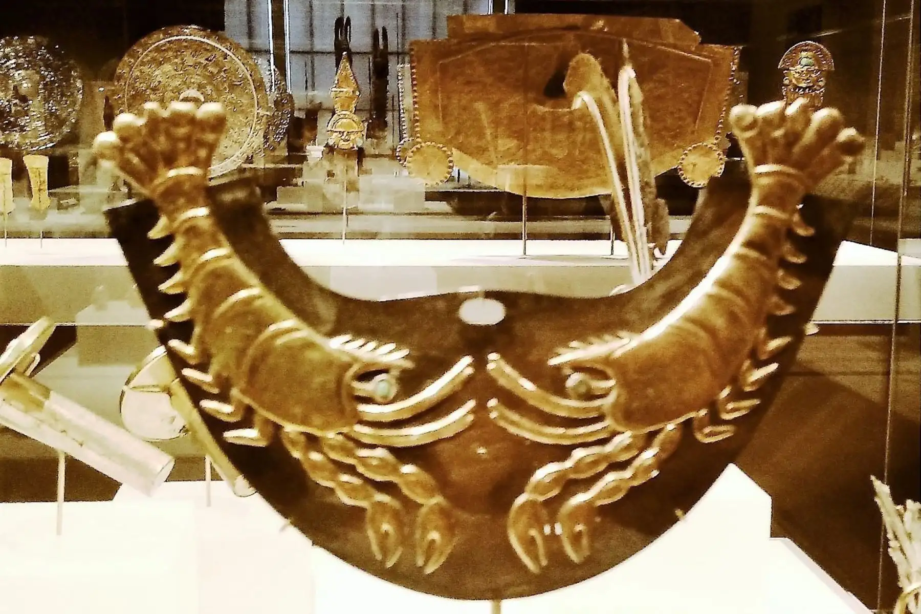 Se exhiben orejeras, sonajeras, protector coxal y otras obras de arte orfebres que usaron los Señores de Sipán y el Viejo Señor de Sipán y que fueron elaborados por los antiguos artesanos mochica.
 ANDINA