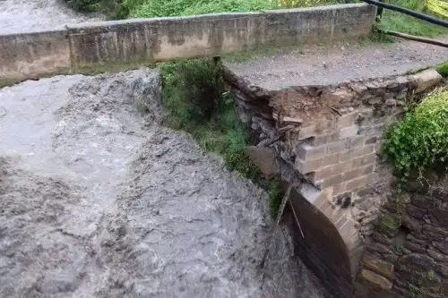 Colapsa puente colonial en Cusco por la crecida del río Mapacho. ANDINA/Difusión