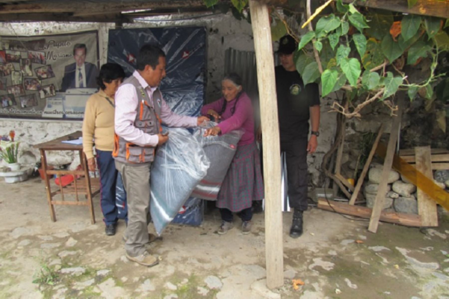 Se prestó ayuda con colchones, frazadas y utensilios a una anciana de la urbanización Santa Rosa, cuya vivienda colapsó