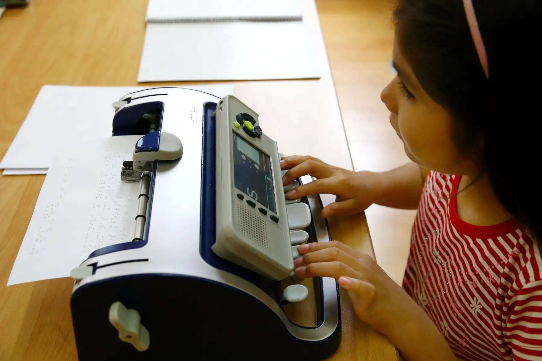 Camila de 10 años esta dedicada a escribir su historia utilizando la moderna maquina de escribir en braile que tiene la sala de invidentes de la Biblioteca Nacional . Foto: ANDINA/Melina Mejía
