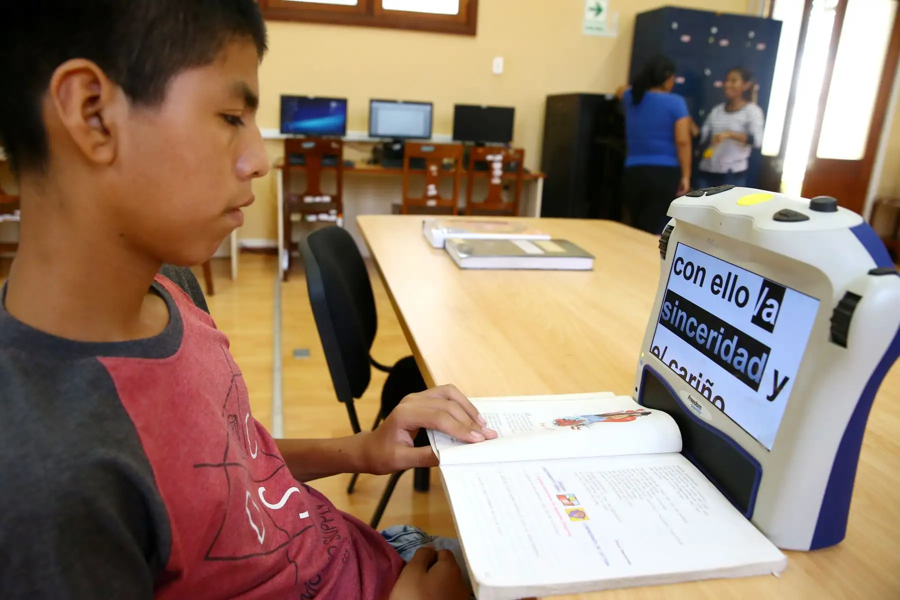 Con un problema de baja visión, Hector de 13 años puede leer sus libros usando una tablet especial que agranda las letras para facilitar la lectura  . Foto: ANDINA/Melina Mejía