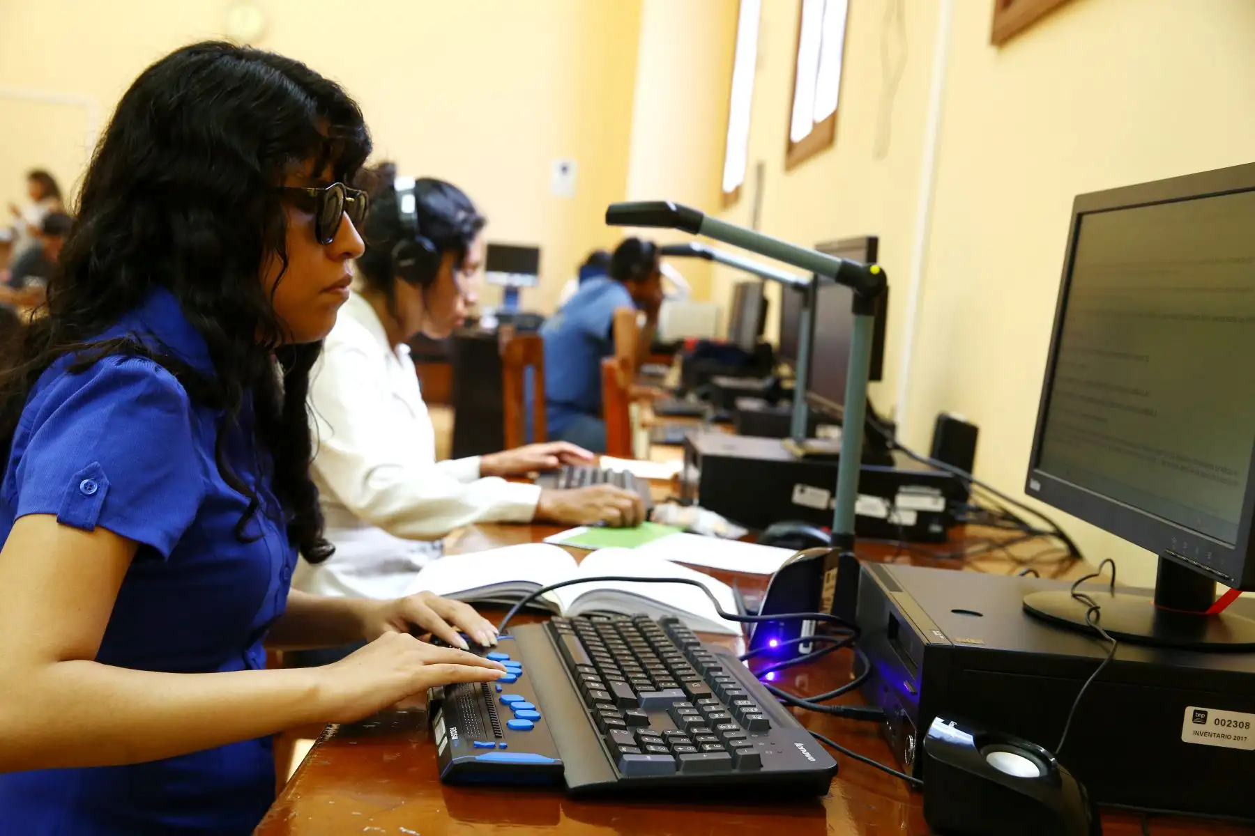 Gianela Marín es estudiante de derecho y asidua concurrente a la sala de invidentes de la Biblioteca Nacional, pues esta cuenta con modernos equipos que la ayudan a realizar sus trabajos con traductores de sistema braile. . Foto: ANDINA/Melina Mejía