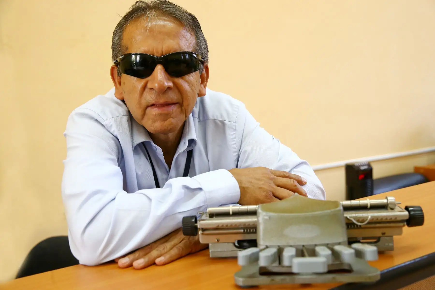 El Sr. Rigoberto Camargo, quien quedo ciego tras un atentado terrorista, lleva más de 20 años trabajando en la Biblioteca Nacional y es técnico de de la sala para invidentes. Foto: ANDINA/Melina Mejía