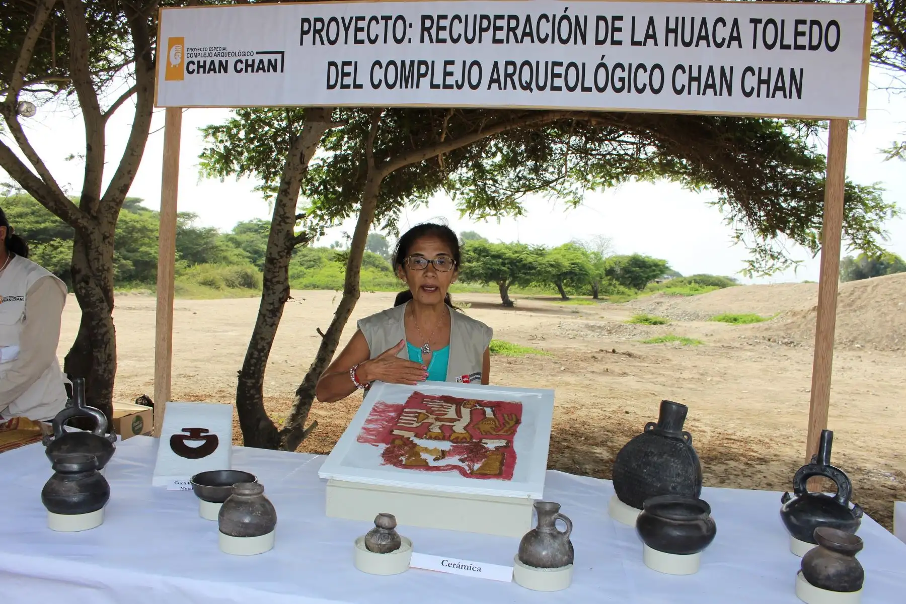 Las excavaciones en la huaca Toledo muestran que el sistema constructivo en Chan Chan cambia. El centro de piedra y gravilla no está decorado, por lo que se presume que más que un uso ritual religioso era para ceremonias sociales, afirma María Elena Córdova, directora del Pecach.
ANDINA/Luis Puell