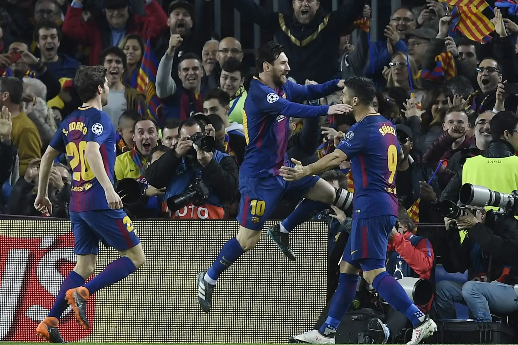 El delantero argentino Lionel Messi celebra un gol con el delantero uruguayo Luis Suarez por  la UEFA Champions League entre el FC Barcelona y el Chelsea FC.Foto: AFP