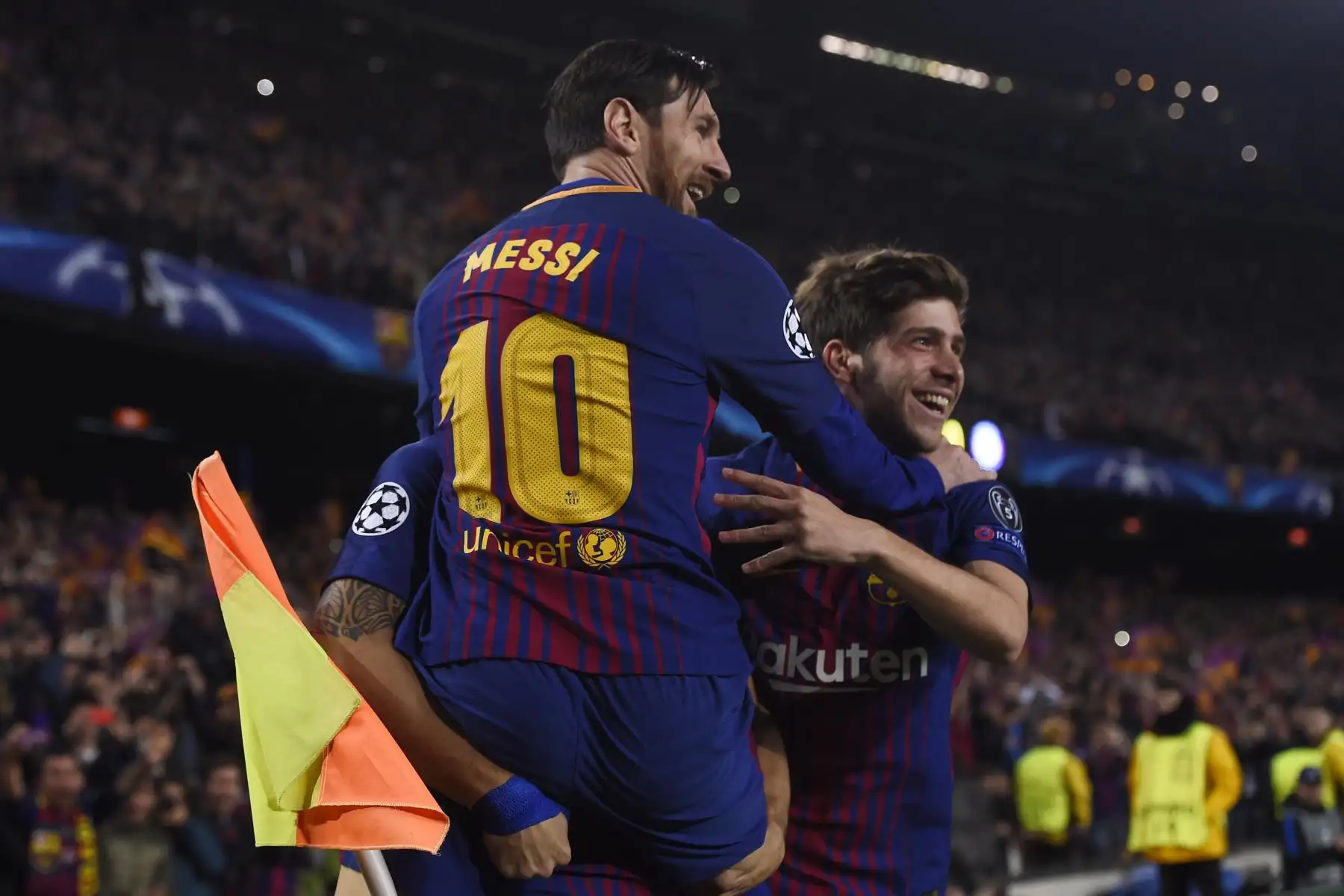 El delantero argentino Lionel Messi celebra un gol con el delantero uruguayo Luis Suarez por  la UEFA Champions League entre el FC Barcelona y el Chelsea FC.Foto: AFP