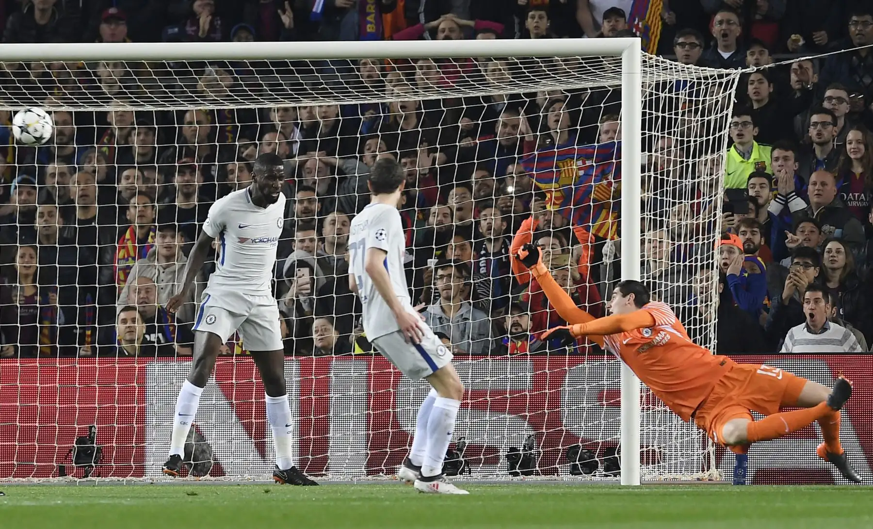 El delantero francés del Barcelona Ousmane Dembele  anota el segundo gol al Chelsea FC. Foto: AFP